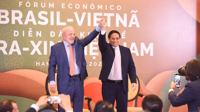越南政府总理范明正与巴西总统卢拉出席越巴经济论坛。（陈海 摄）