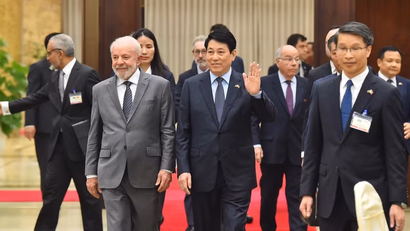越南国家主席梁强与巴西总统卢拉·达席尔瓦出席招待晚宴。