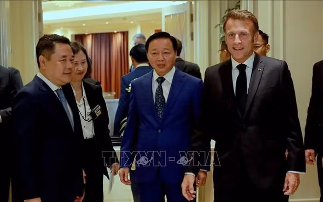 越南政府副总理陈红河与法国总统埃马纽埃尔·马克龙。