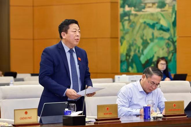 越南建设部长陈鸿明作报告。(图片来源:越通社) 越南建设部长陈鸿明作报告。(图片来源:越通社)