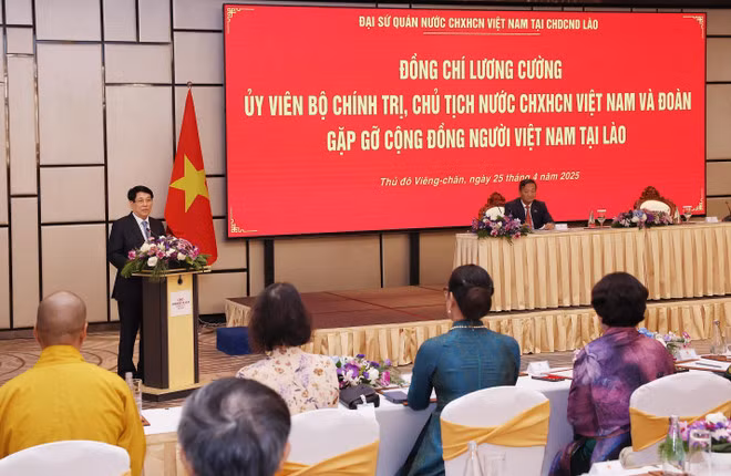 国家主席梁强与旅老越南侨胞和企业代表会面。