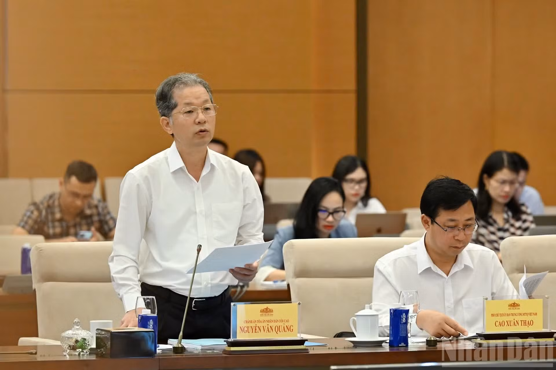 越南最高人民法院院长阮文广在会上宣读呈文。