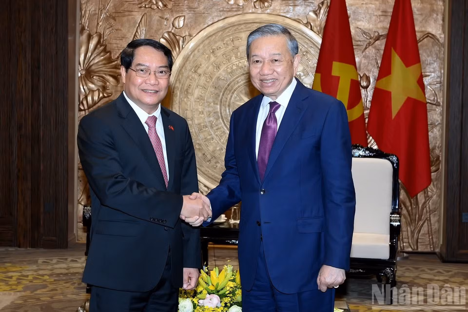 越共中央总书记、国家主席苏林与老挝人民革命党中央委员、万象市委书记、市人民议会主席阿萨庞通·西潘敦握手合影。