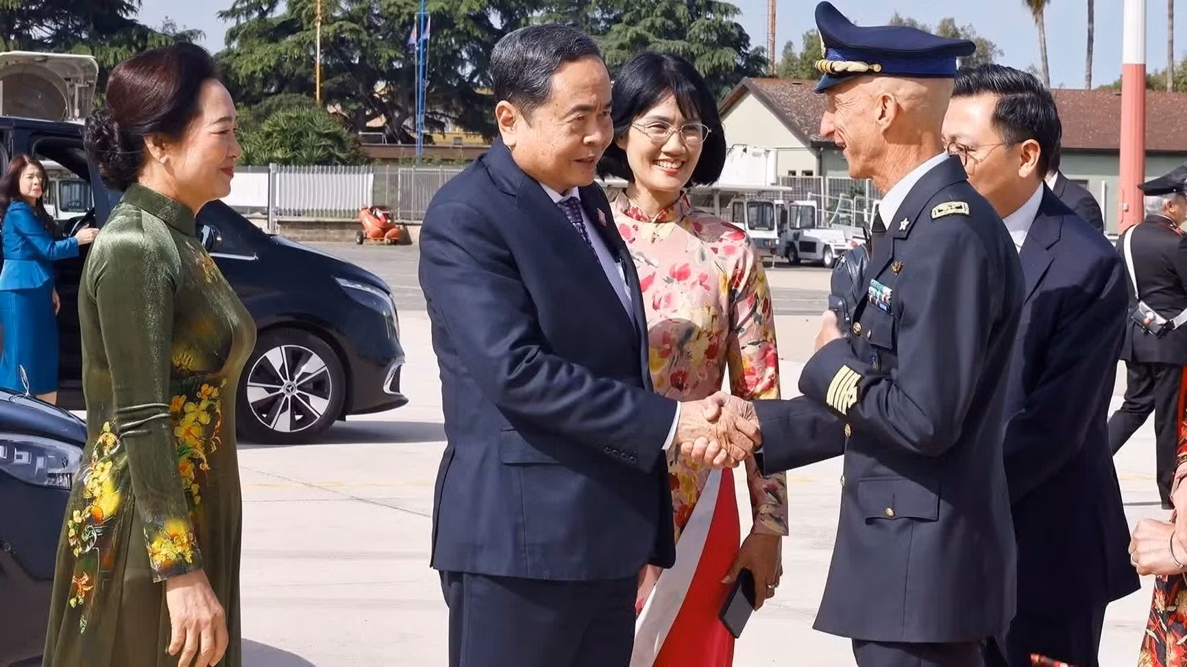 意方在意大利首都罗马钱皮诺国际机场为国会主席陈青敏和夫人举行的欢送仪式。（图片来源：越通社）