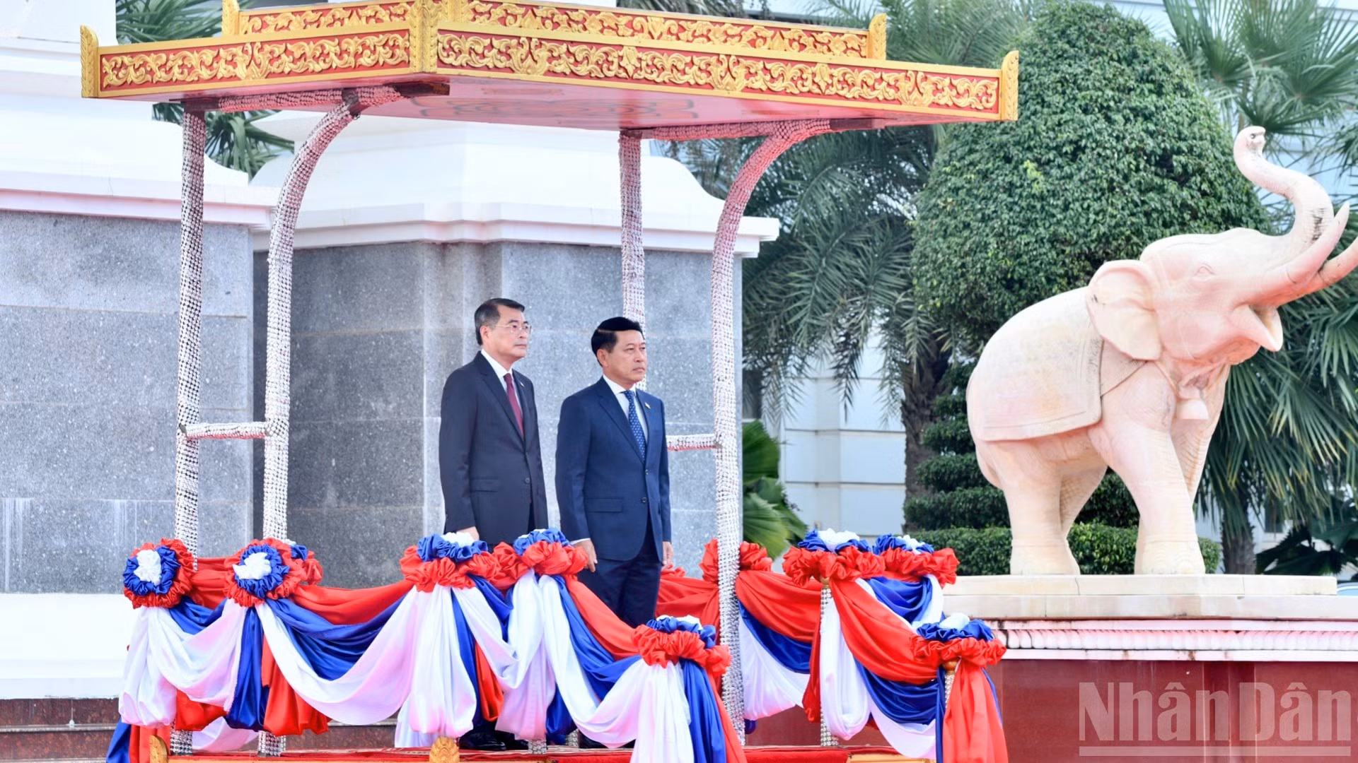 两位总理登上检阅台，军乐团奏响两国国歌。