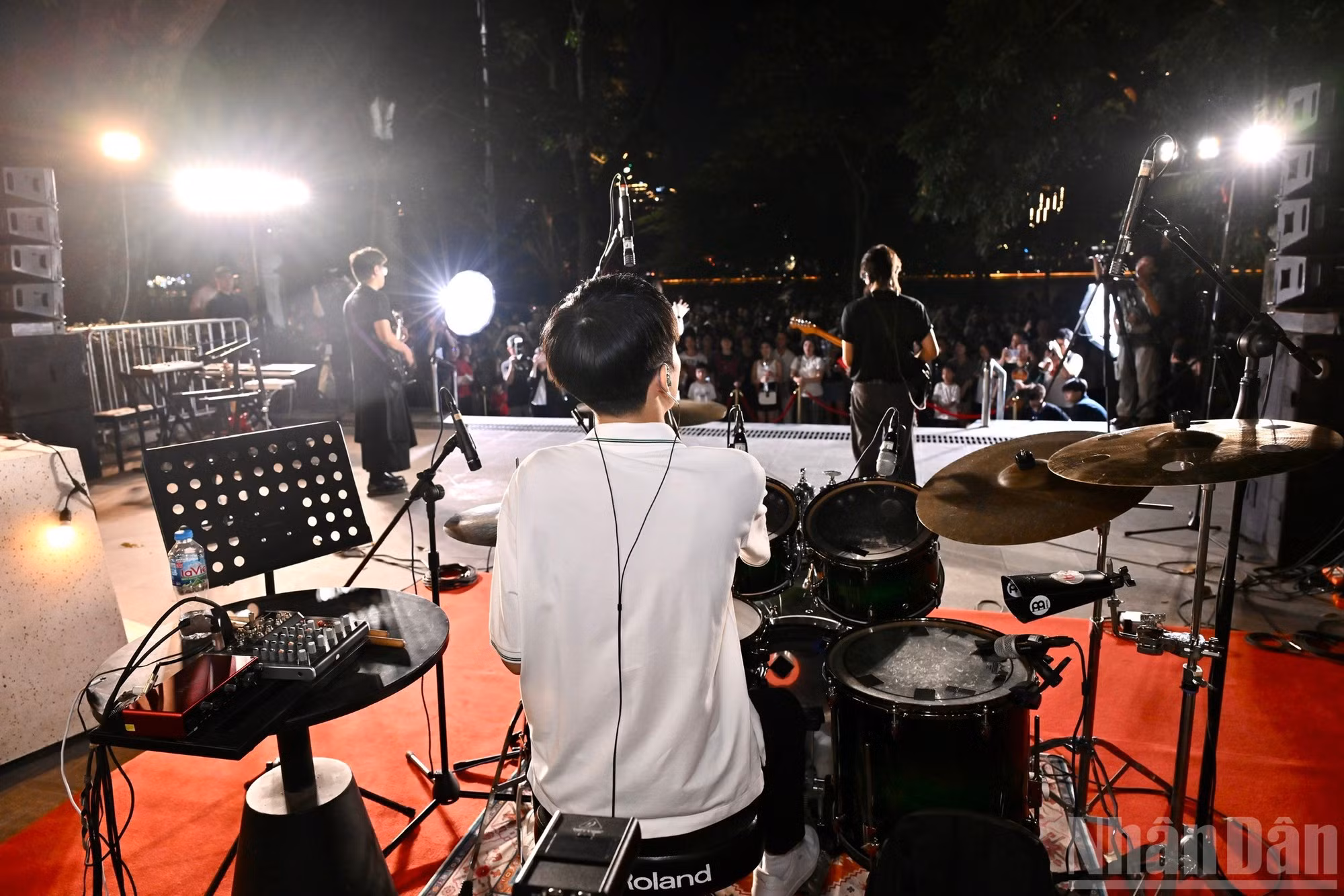 “Tán Đa Show”第三期提供一个集音乐、舞蹈和观众互动于一体的艺术空间，在河内市中心创造了一个文化聚会点。