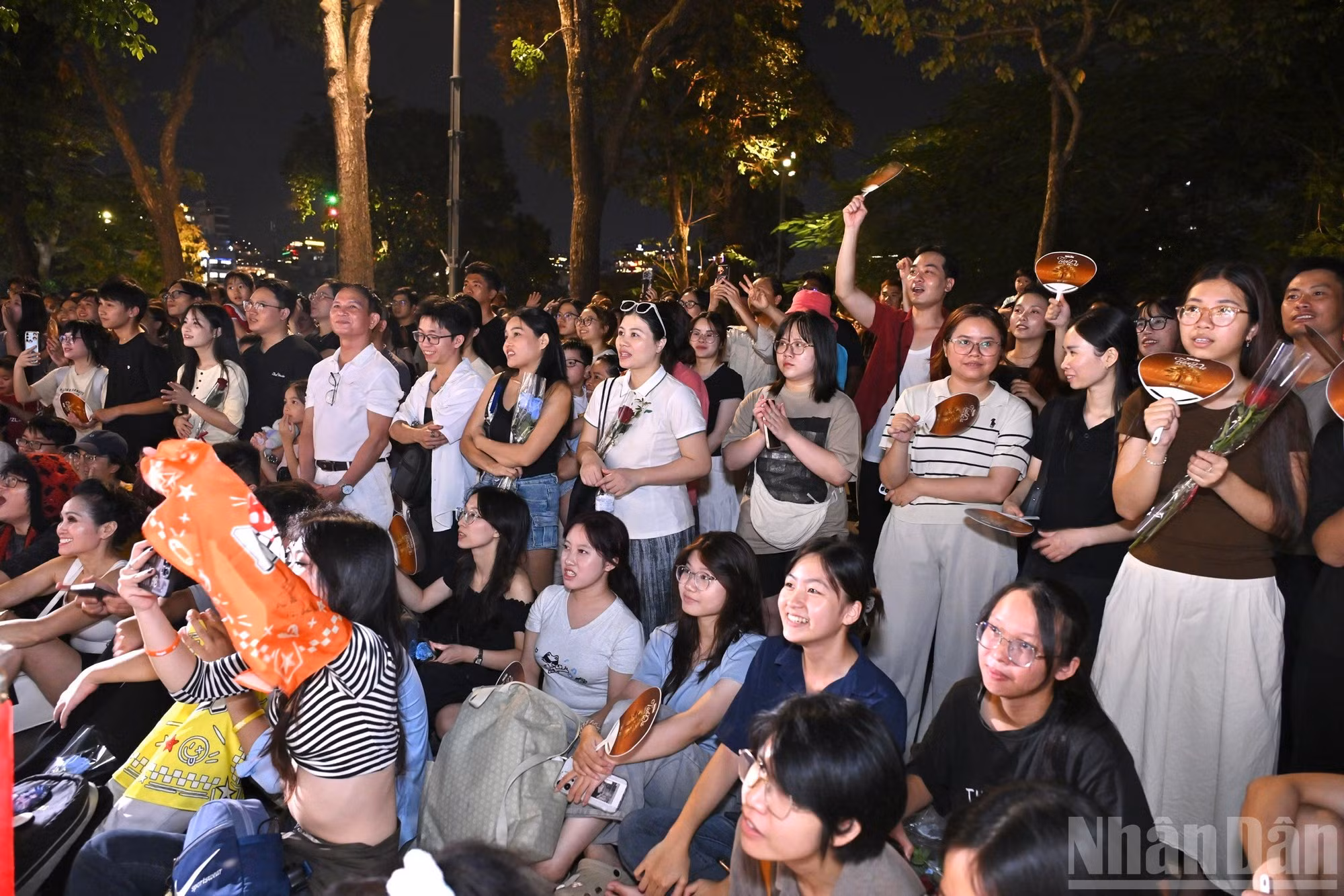 观众兴致勃勃地欣赏现场演出。