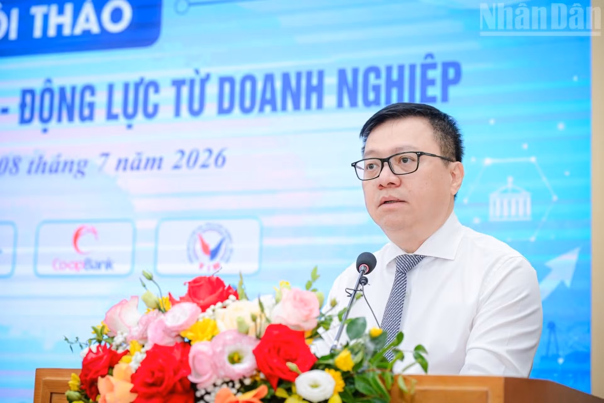 越共中央委员、越南《人民报》社总编辑、中央宣教与民运部副部长、越南新闻工作者协会主席黎国明在研讨会上发表开幕讲话。