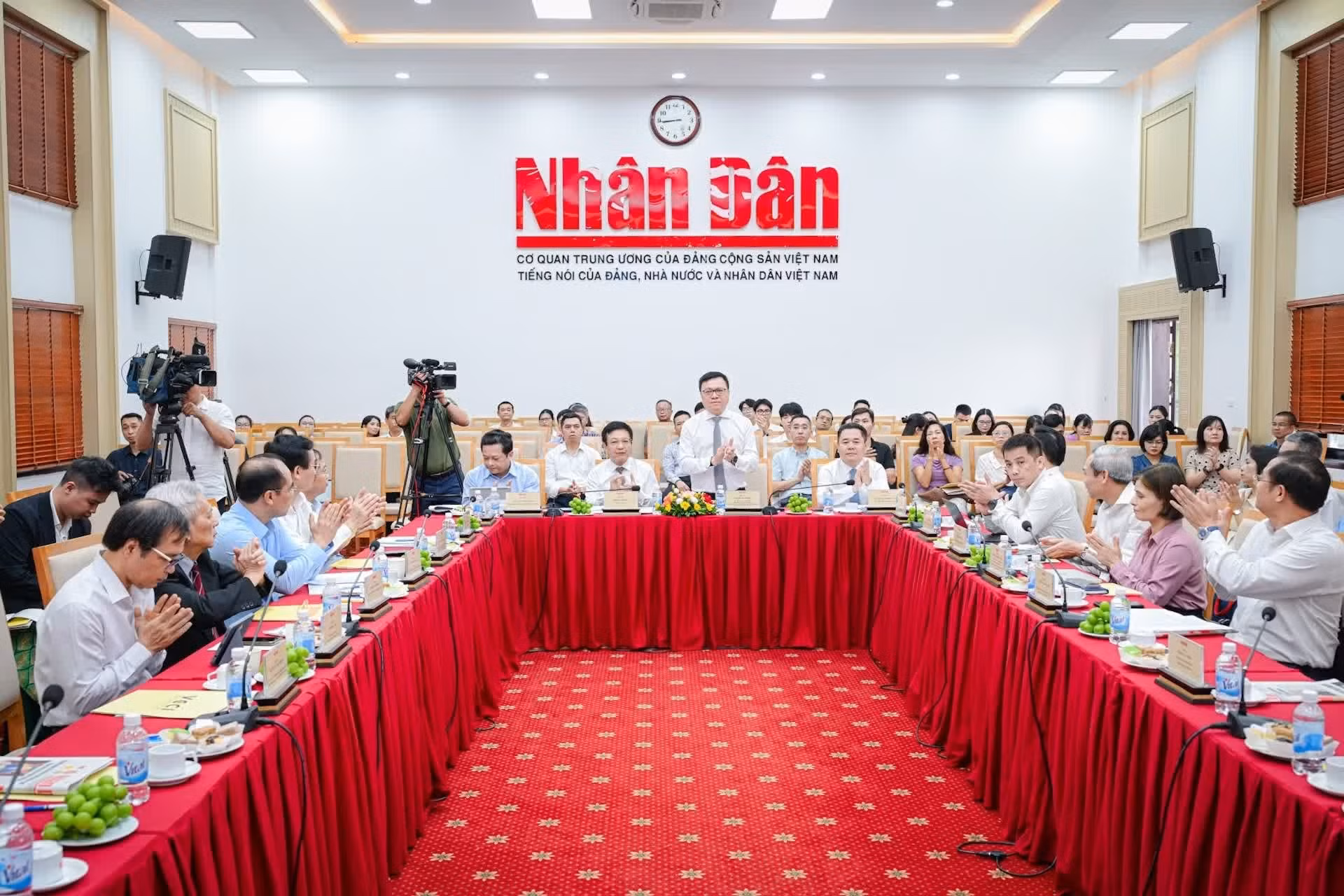 “双位数增长—增长动力源自企业”线上研讨会在越南《人民报》社总部举行【组图】 ảnh 1