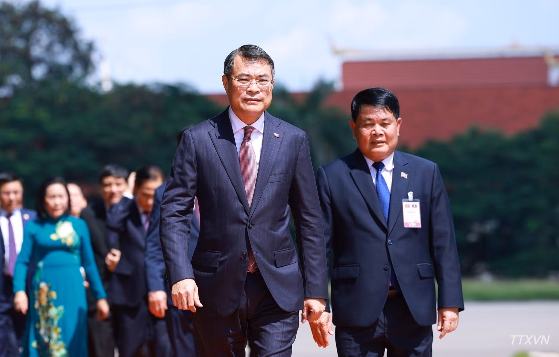 政府总理黎明兴前往首都万象无名烈士纪念碑敬献花圈。
