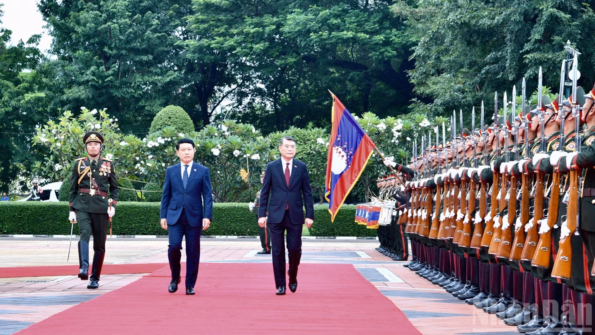 两位总理共同检阅老挝人民军仪仗队。