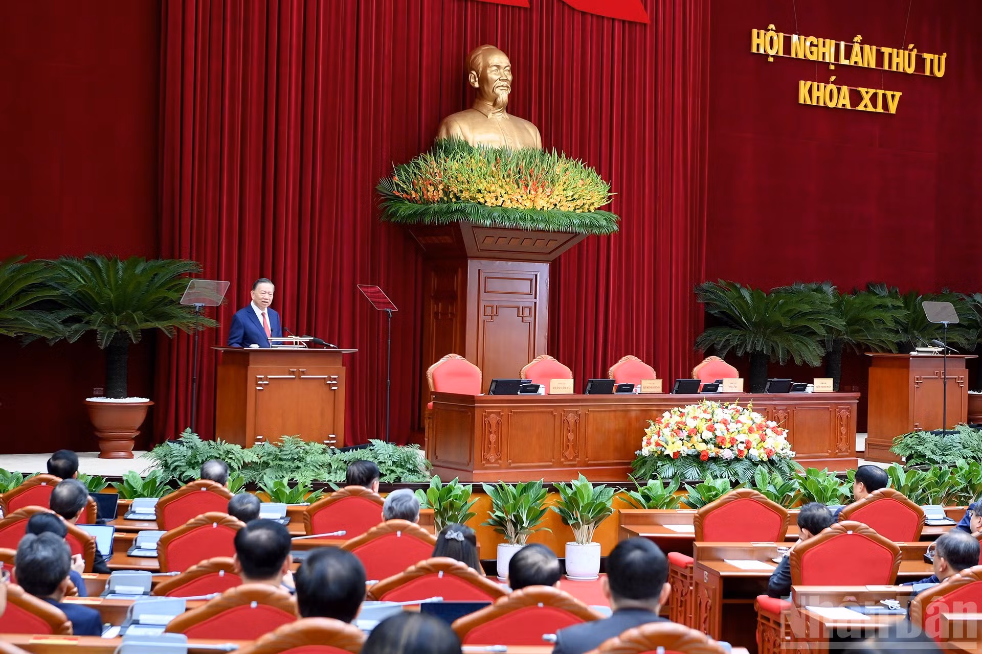 越共中央总书记、国家主席苏林出席闭幕会并致闭幕词。