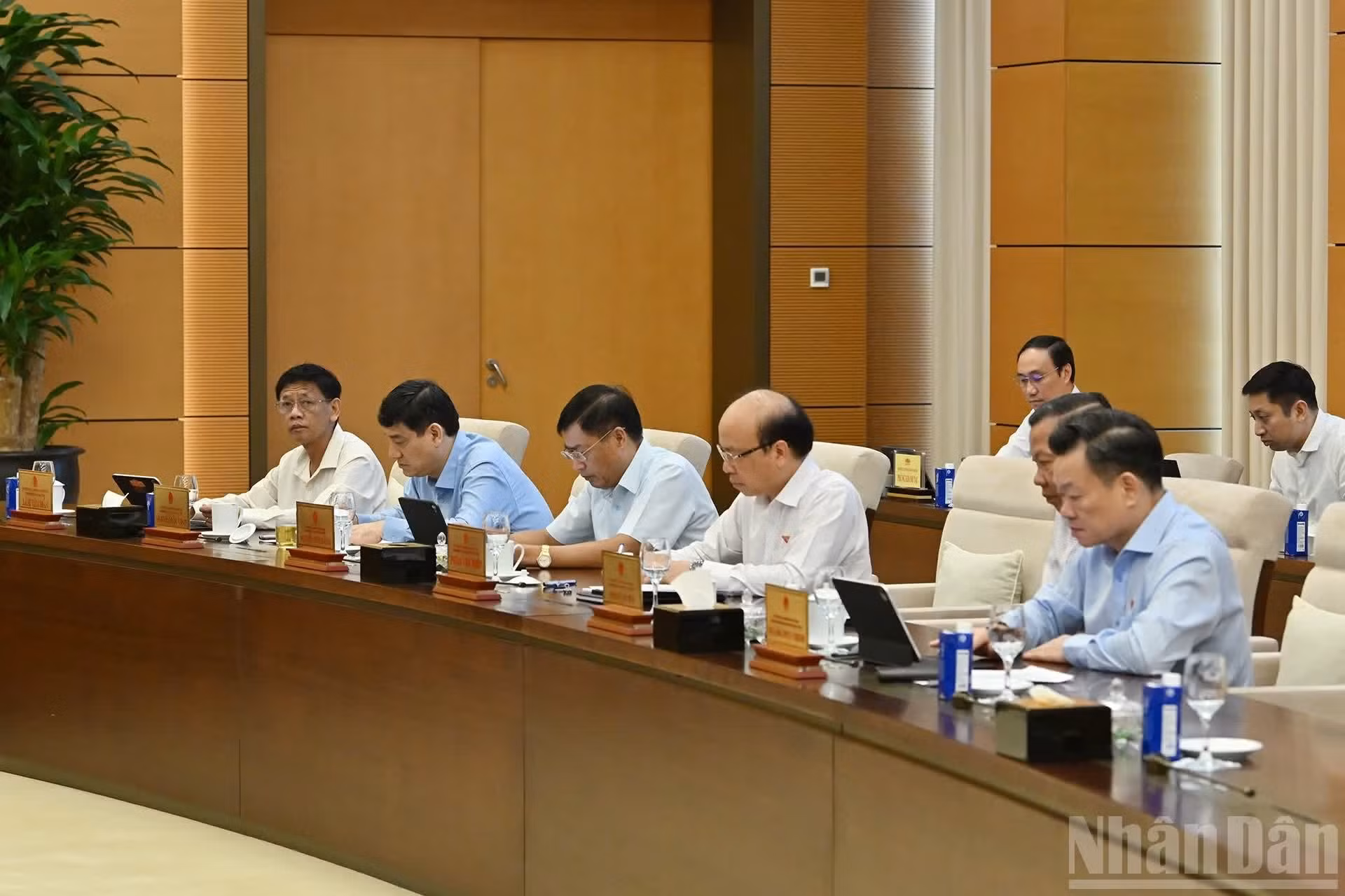 出席会议的各位国会常务委员会委员。
