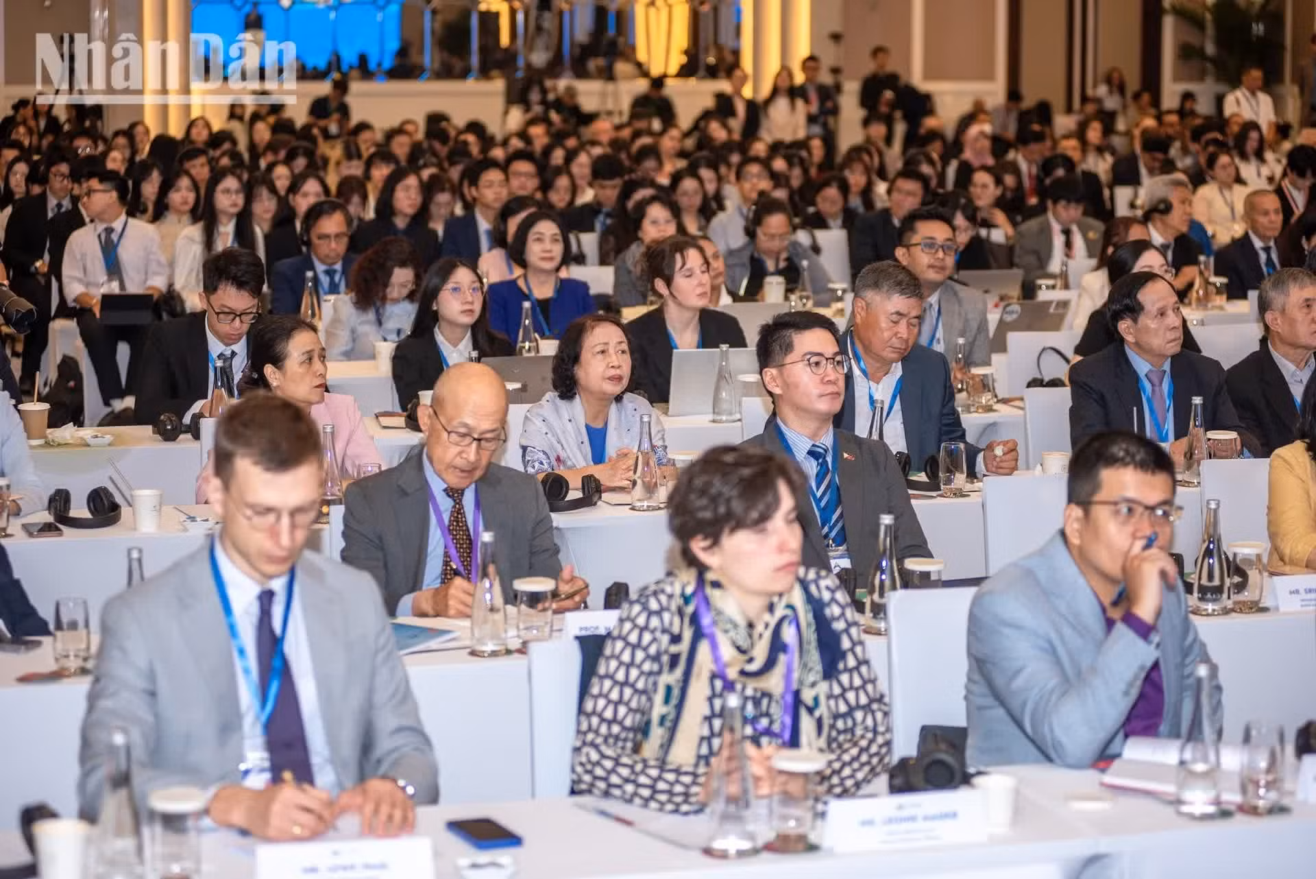 目前，约有6000多家美国公司在东盟地区开展业务。双方投资和贸易活动为美国创造了62.5万个就业岗位。在此期间，美国本着公平和互利平衡原则，与马来西亚、印度尼西亚和柬埔寨就双边贸易协定进行谈判。