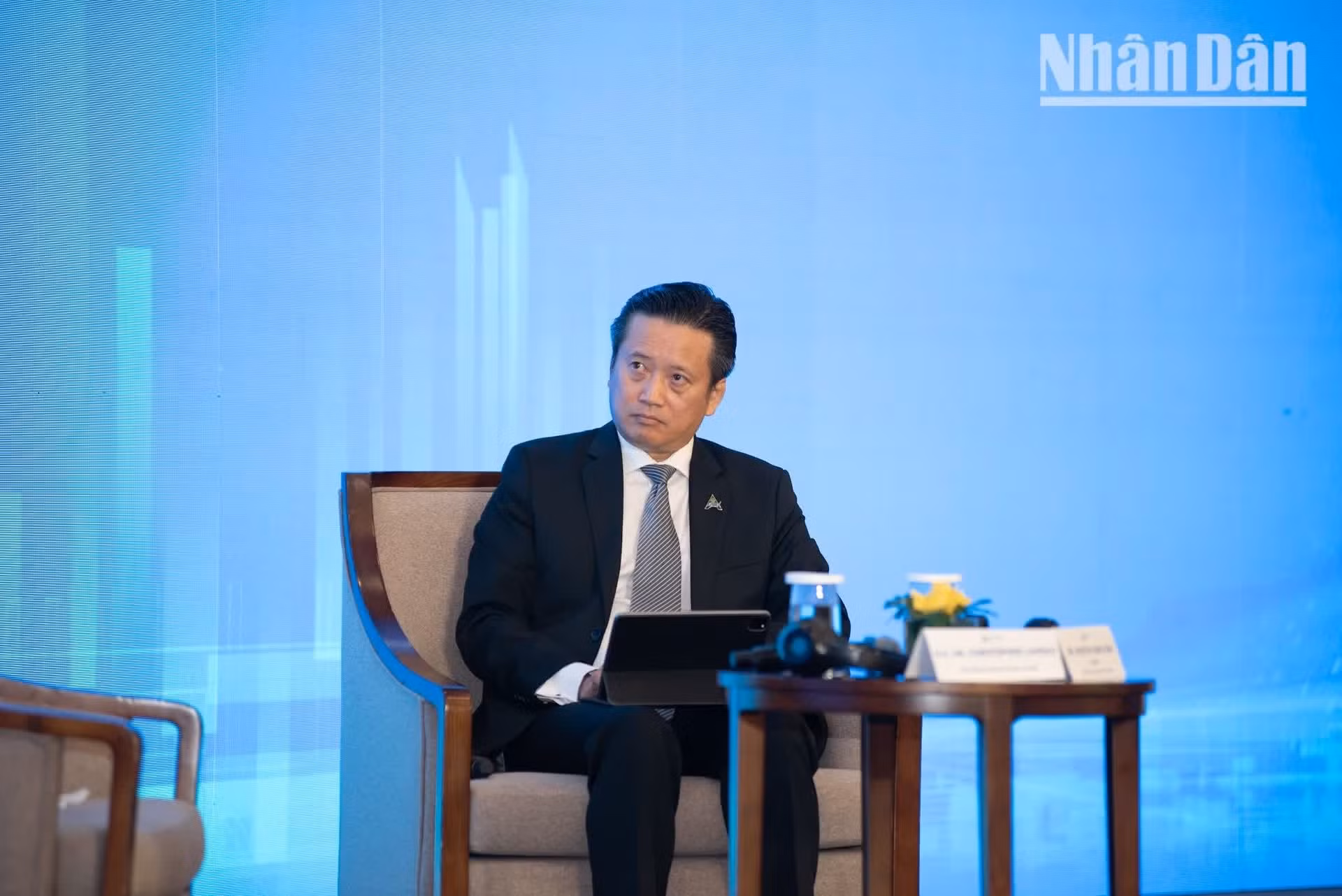 对于东盟地区，克里斯托弗·兰道先生强调美国完全支持东南亚各国的团结与共同努力。他表示美国希望在未来成为该地区的强有力合作伙伴。