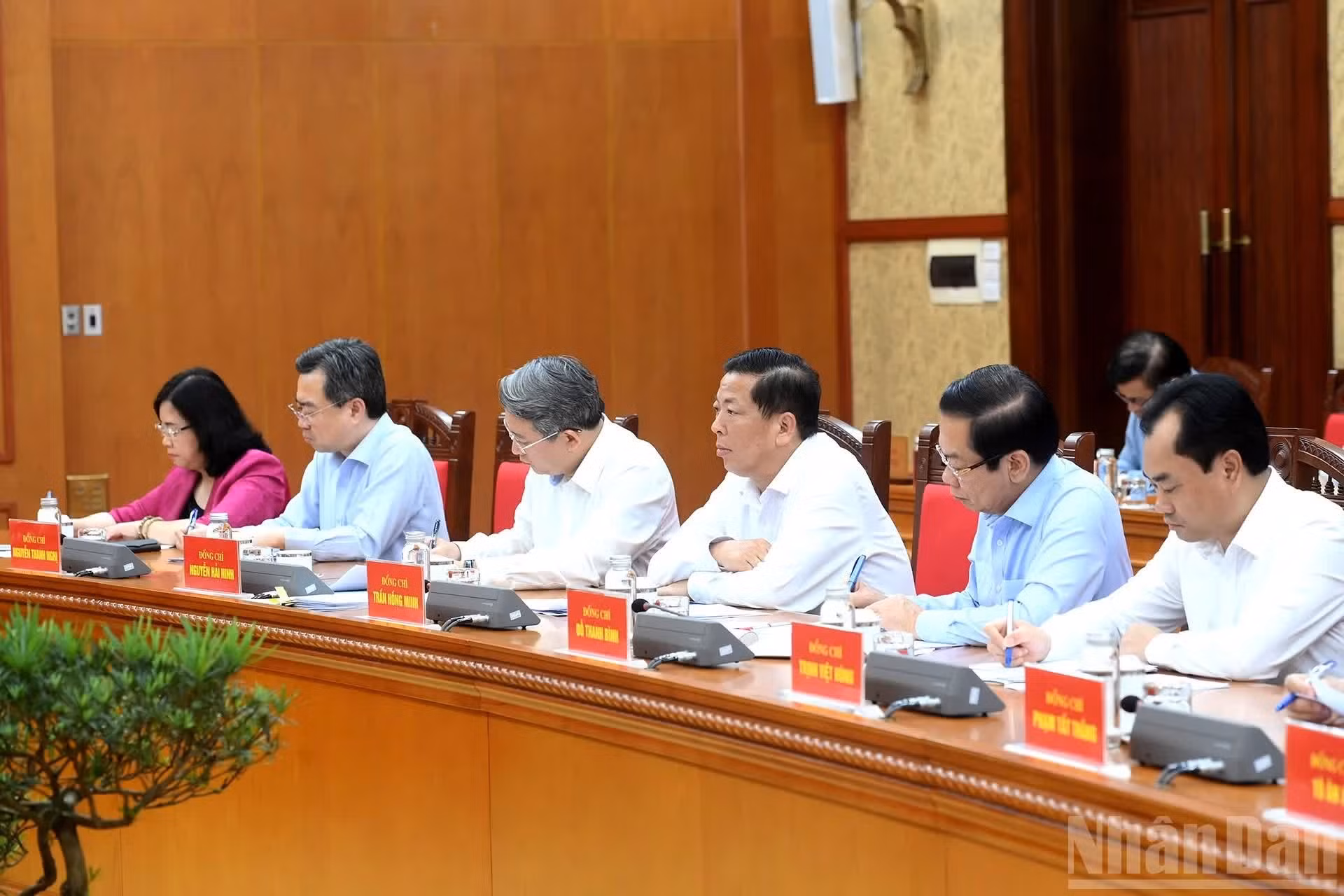出席会议的党和国家领导人以及各位代表。