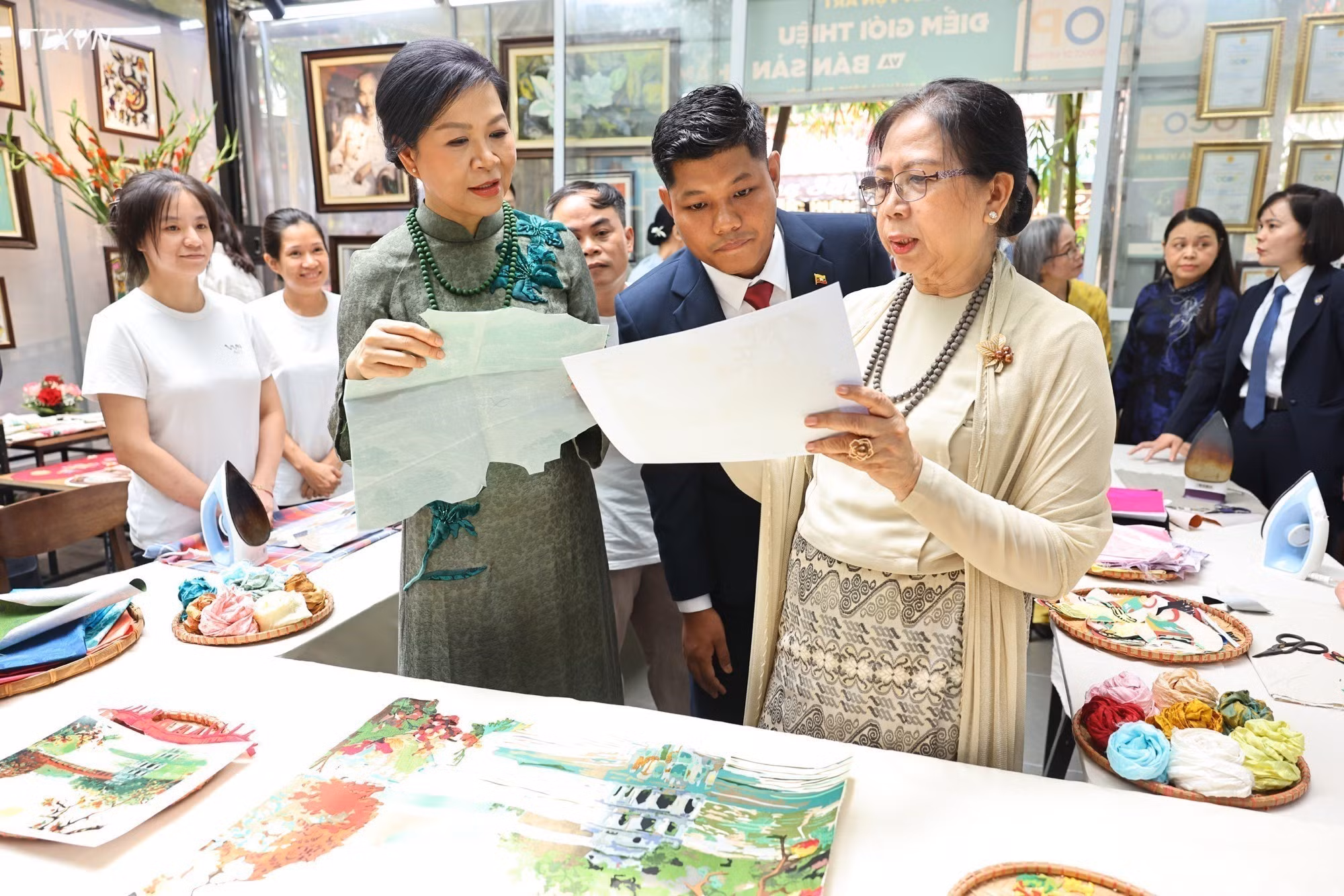 越共中央总书记、国家主席苏林夫人吴芳璃与缅甸总统敏昂莱夫人杜久久拉一同参观万福丝绸村。
