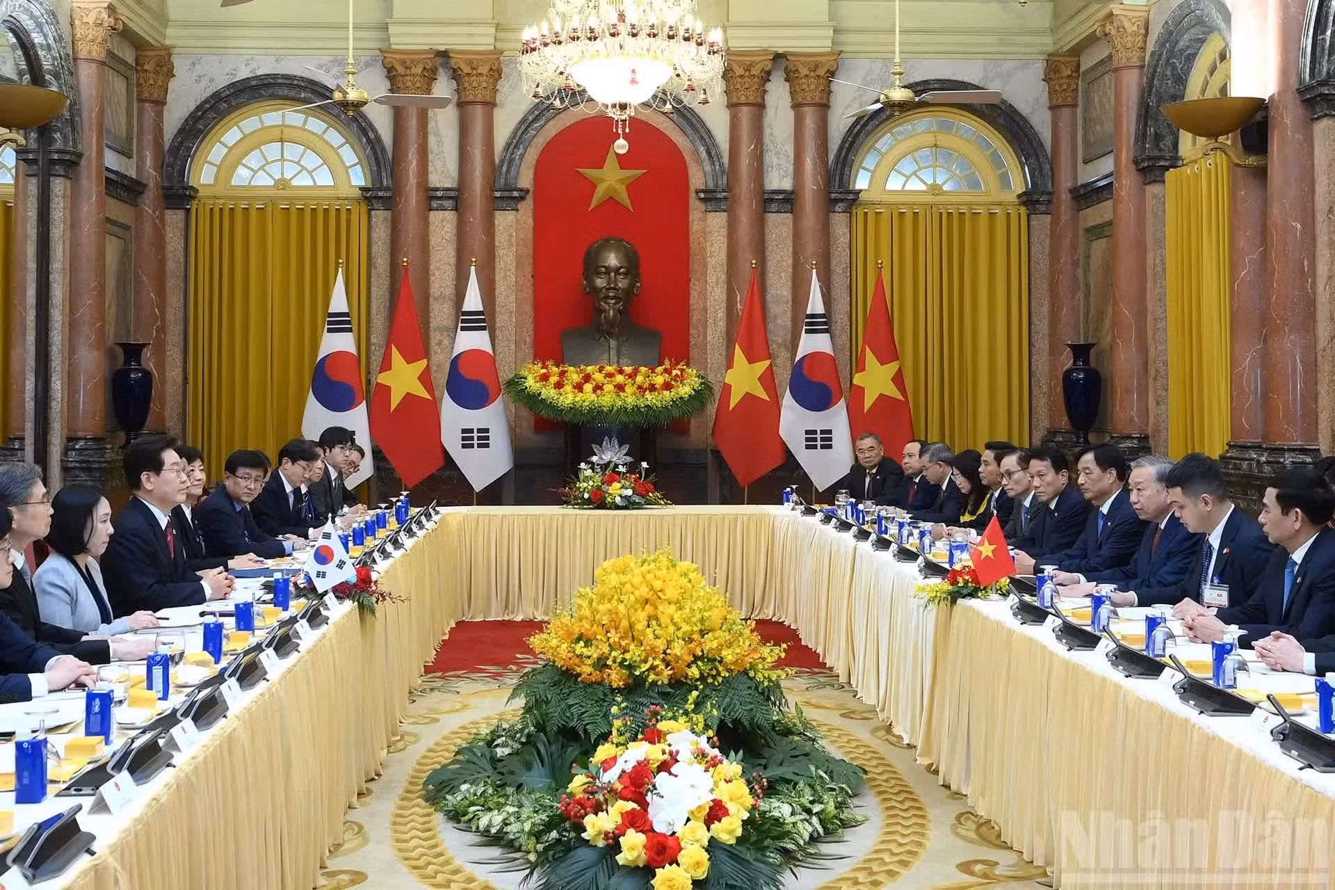 越共中央总书记、国家主席苏林与韩国总统李在明举行会谈。