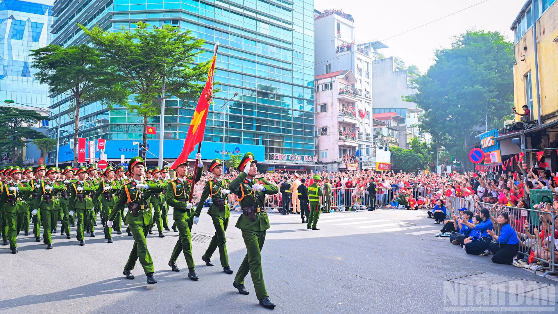公安方阵在黎笋街上庄严行进。
