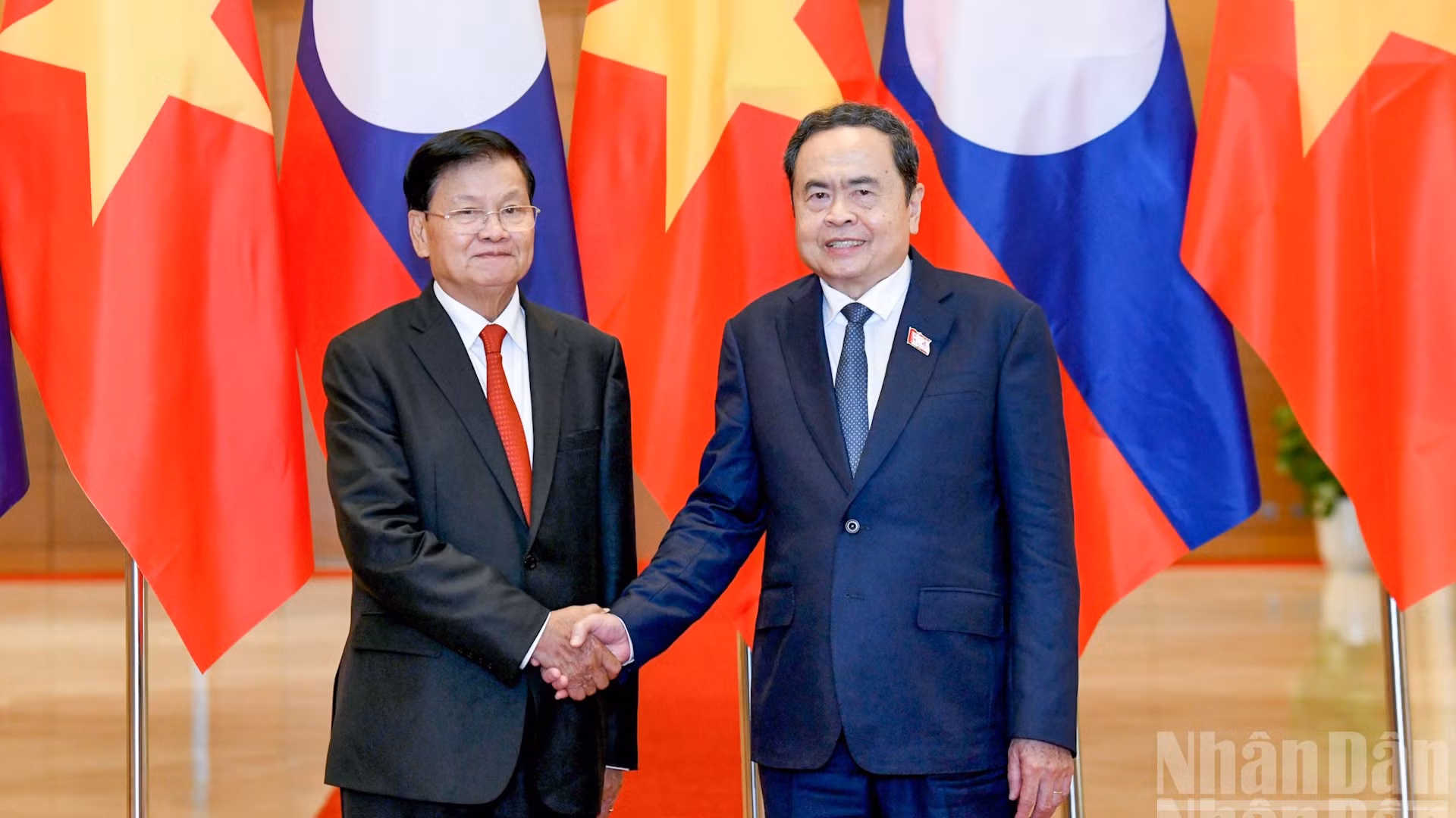 越南国会主席陈青敏与老挝人民革命党中央总书记、国家主席通伦·西苏里亲切握手。