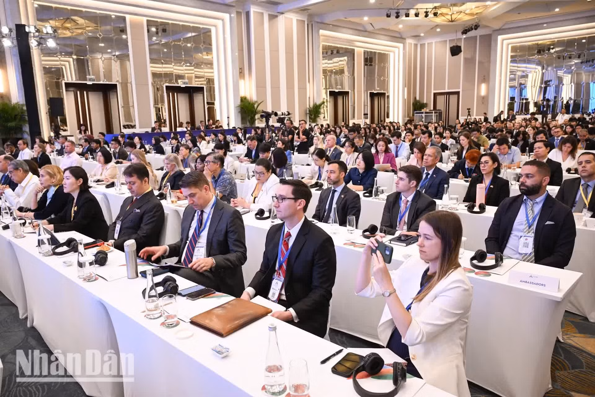 美国支持一个强大、独立且繁荣的越南。克里斯托弗·兰道先生还高度评价越南在国际舞台上日益提升的作用，例如参与加沙和平委员会和国际稳定部队。他表示，越南不仅是一个地区性国家，而是一个具有全球影响力的伙伴。