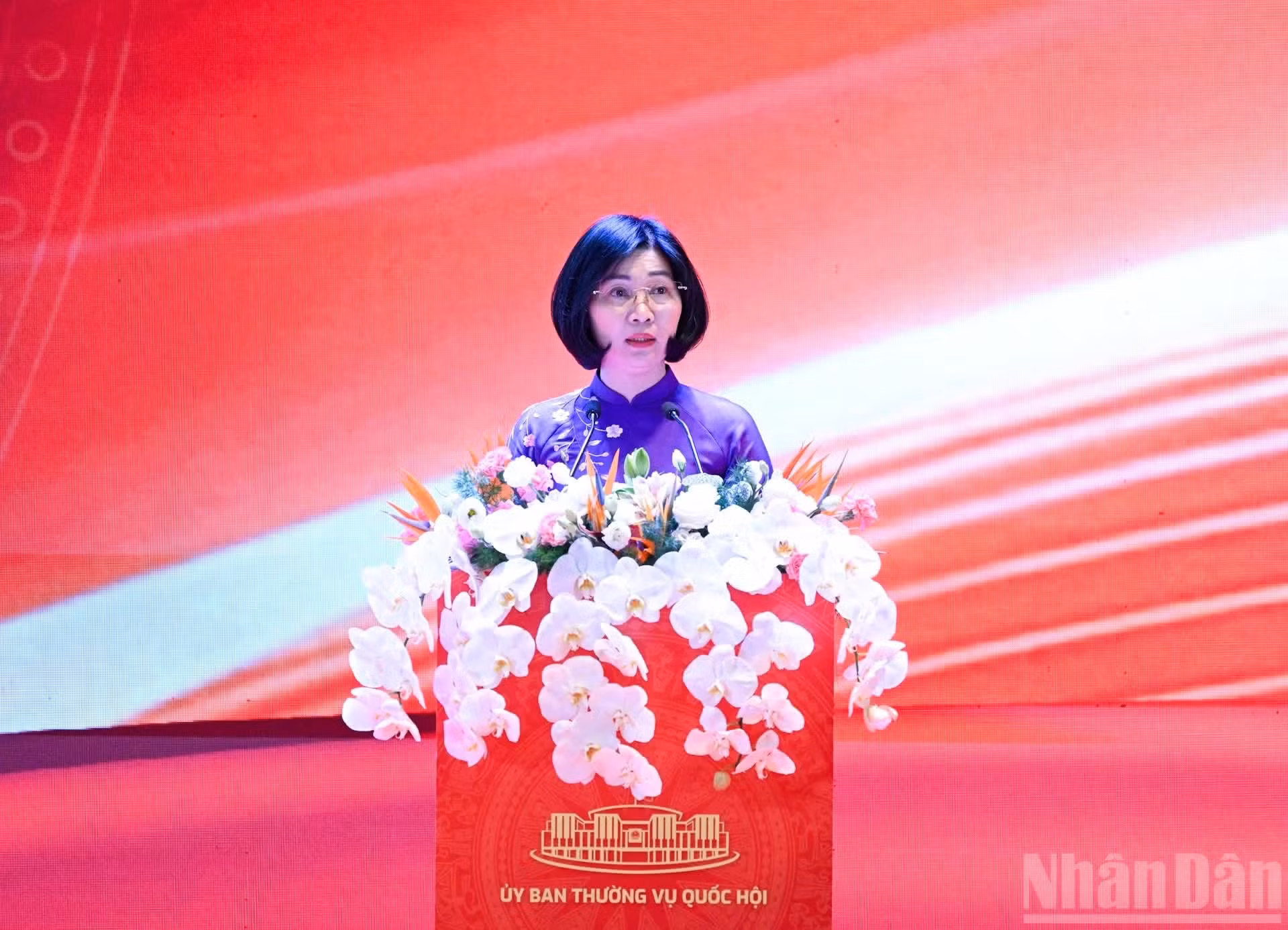  河内市人民议会主席冯氏红河发表参会论文。