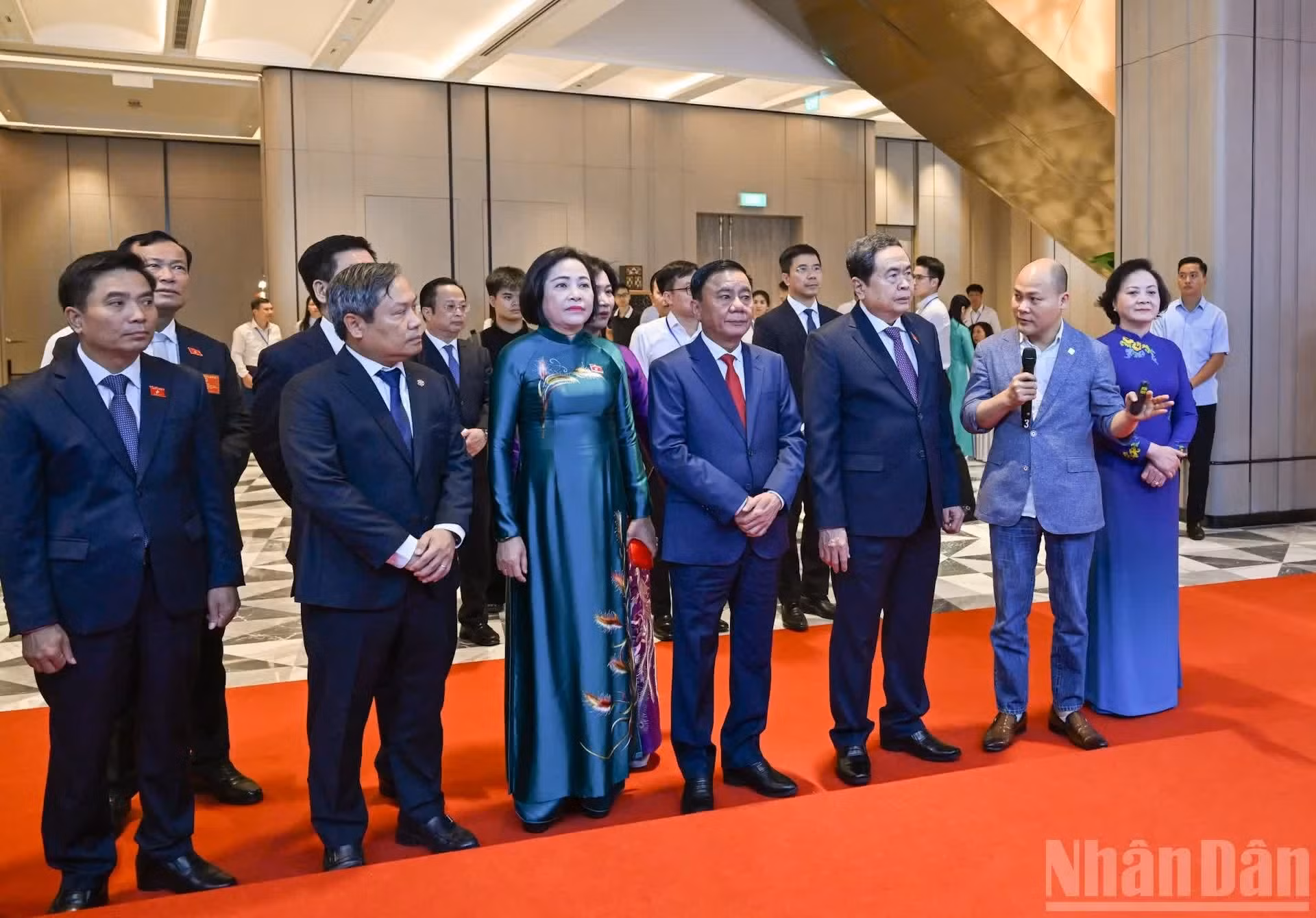 国会主席陈青敏、中央书记处常务书记陈锦秀以及各位代表一同参观以“人民议会：革新印记-开创发展”为主题的展览。