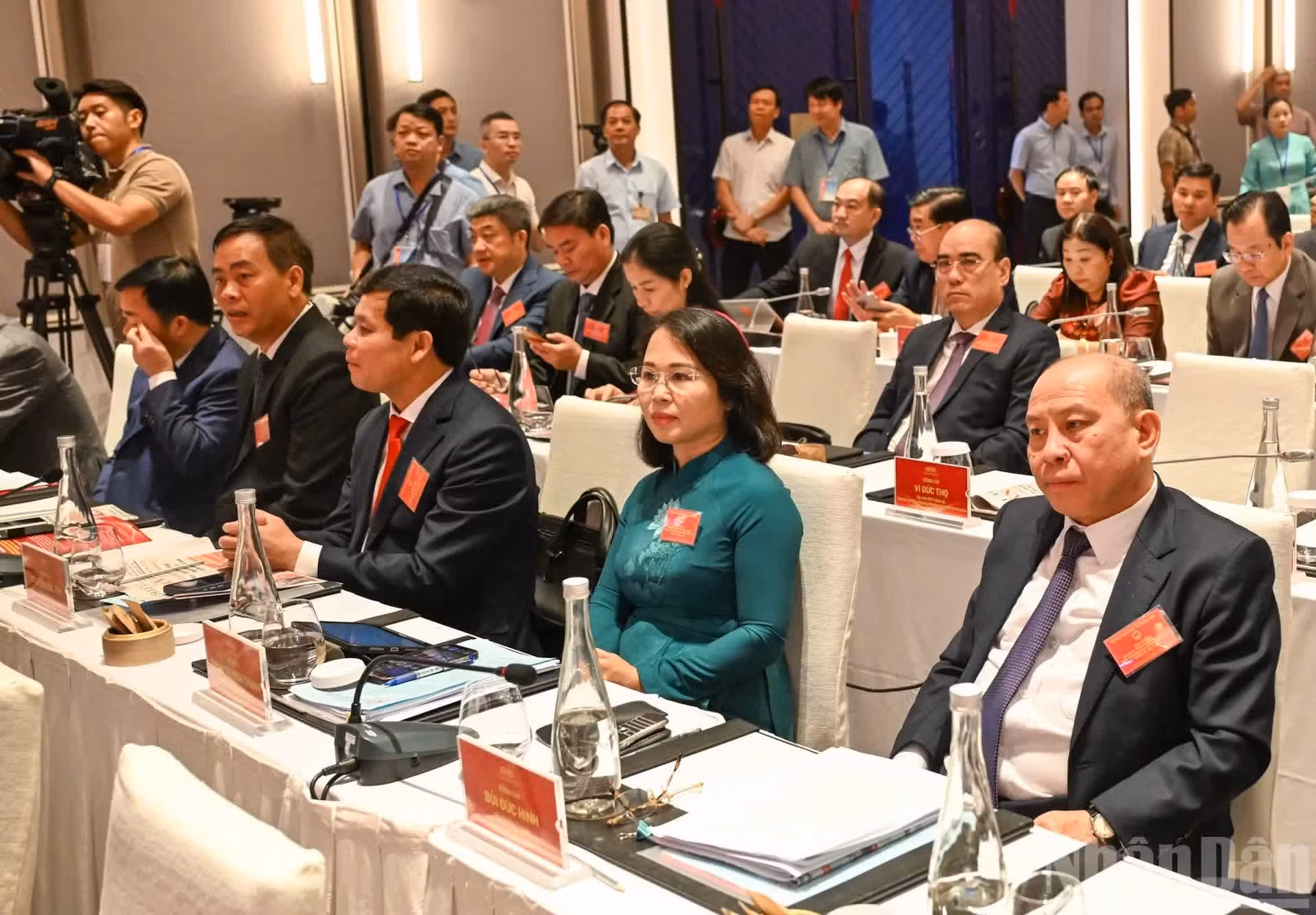 出席会议的各省市人民议会主席。