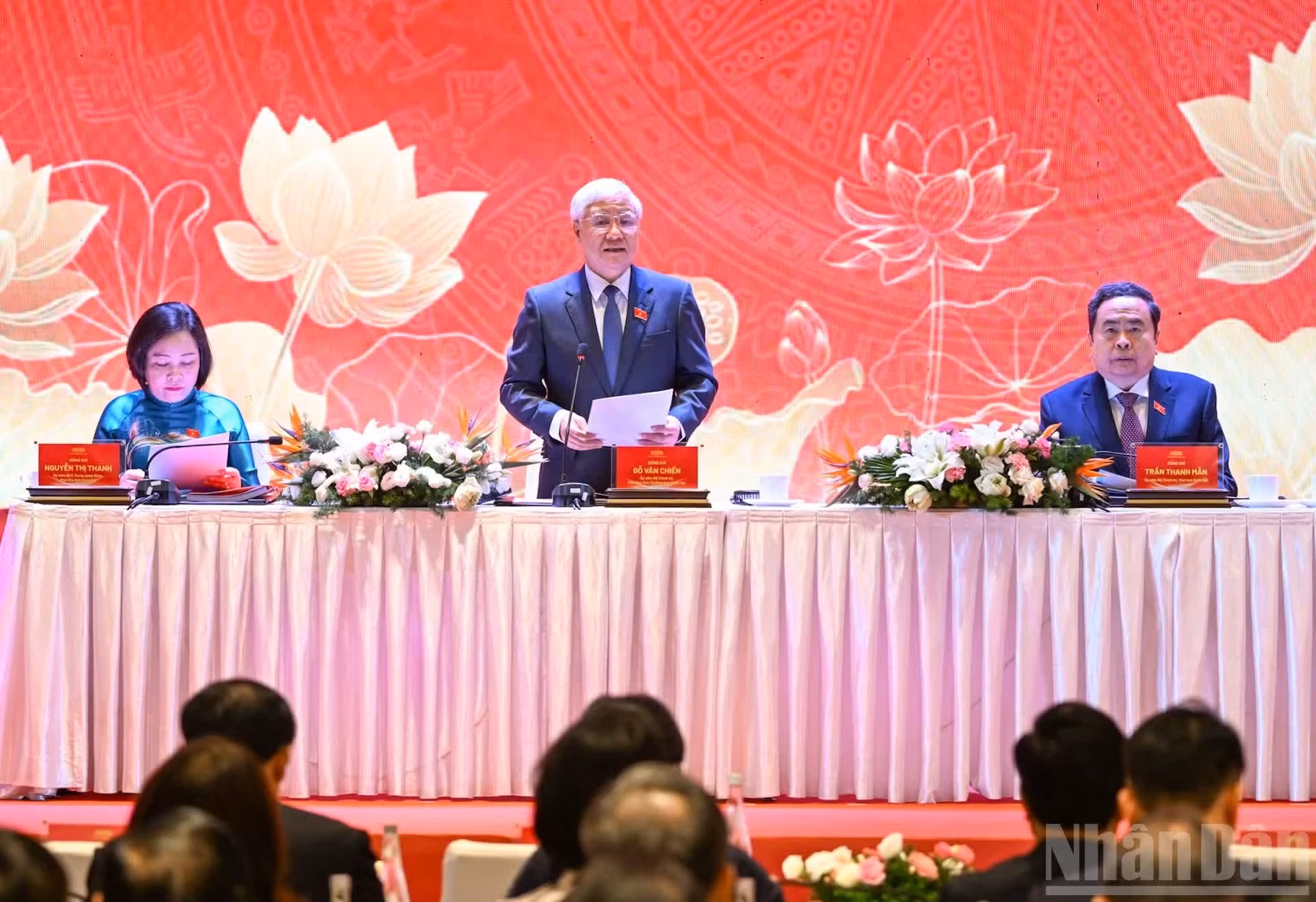 国会常务副主席杜文战在会上发表讲话。