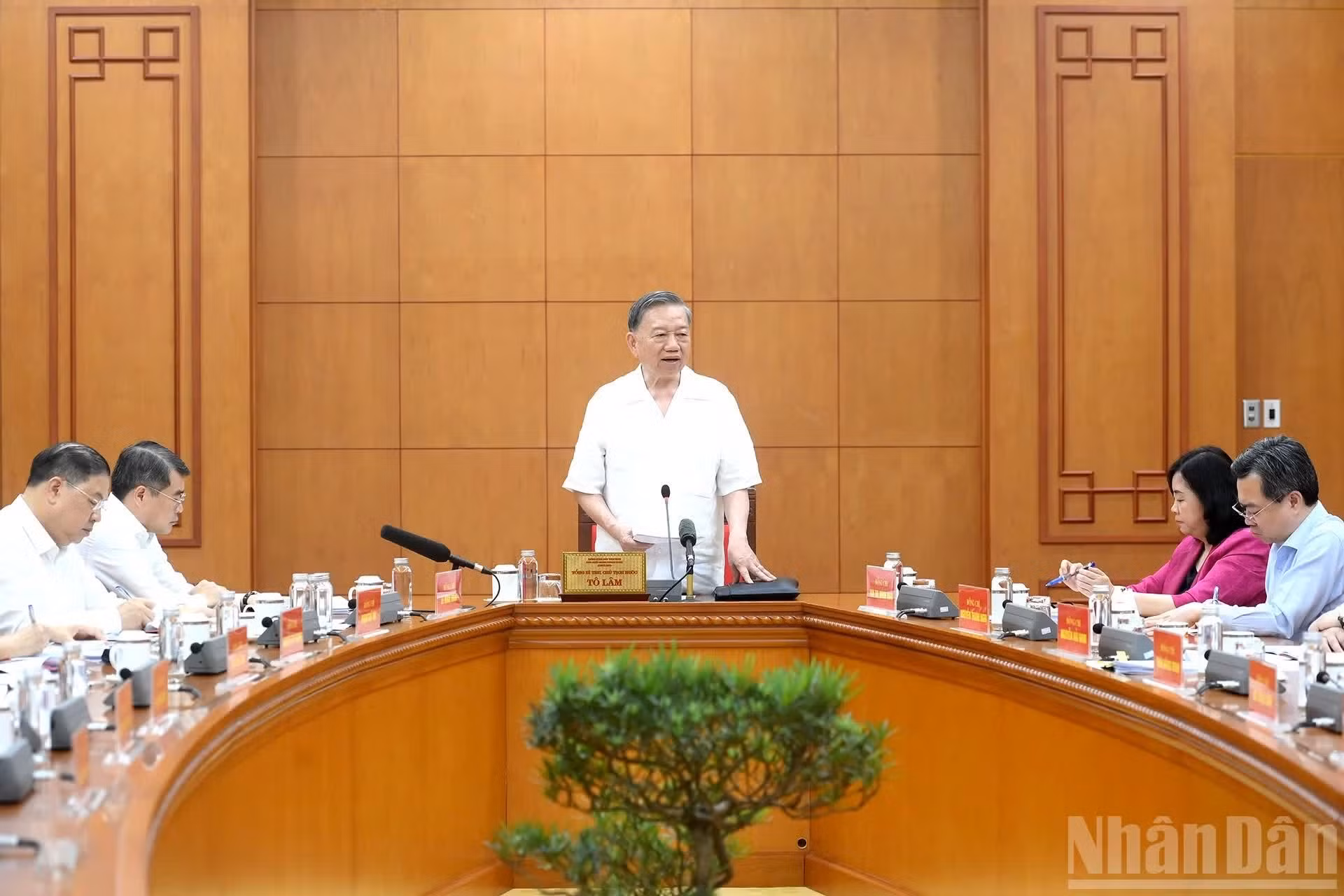 越共中央总书记、国家主席苏林主持会议。