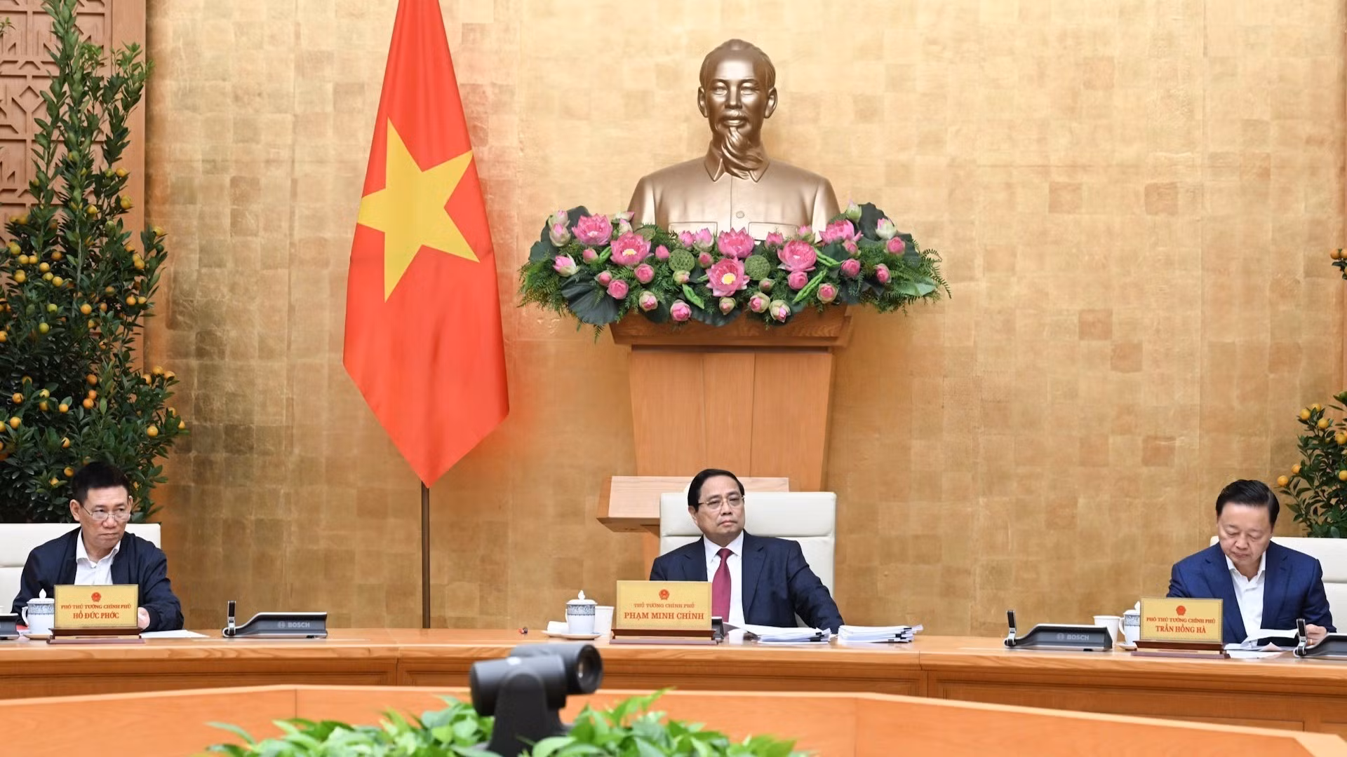 政府总理范明正主持政府2月份立法工作专题会议。