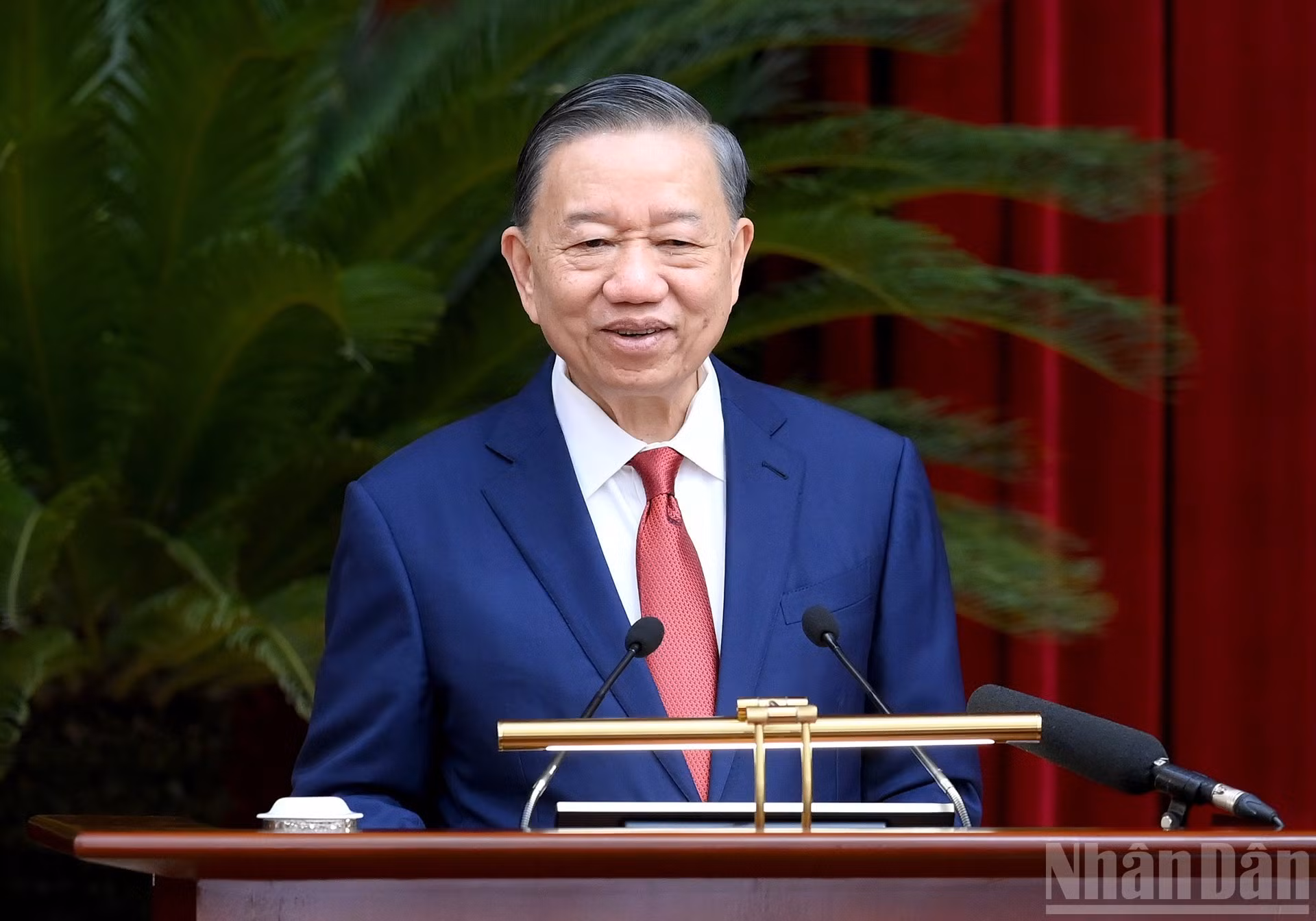 越共中央总书记、国家主席苏林出席闭幕会并致闭幕词。