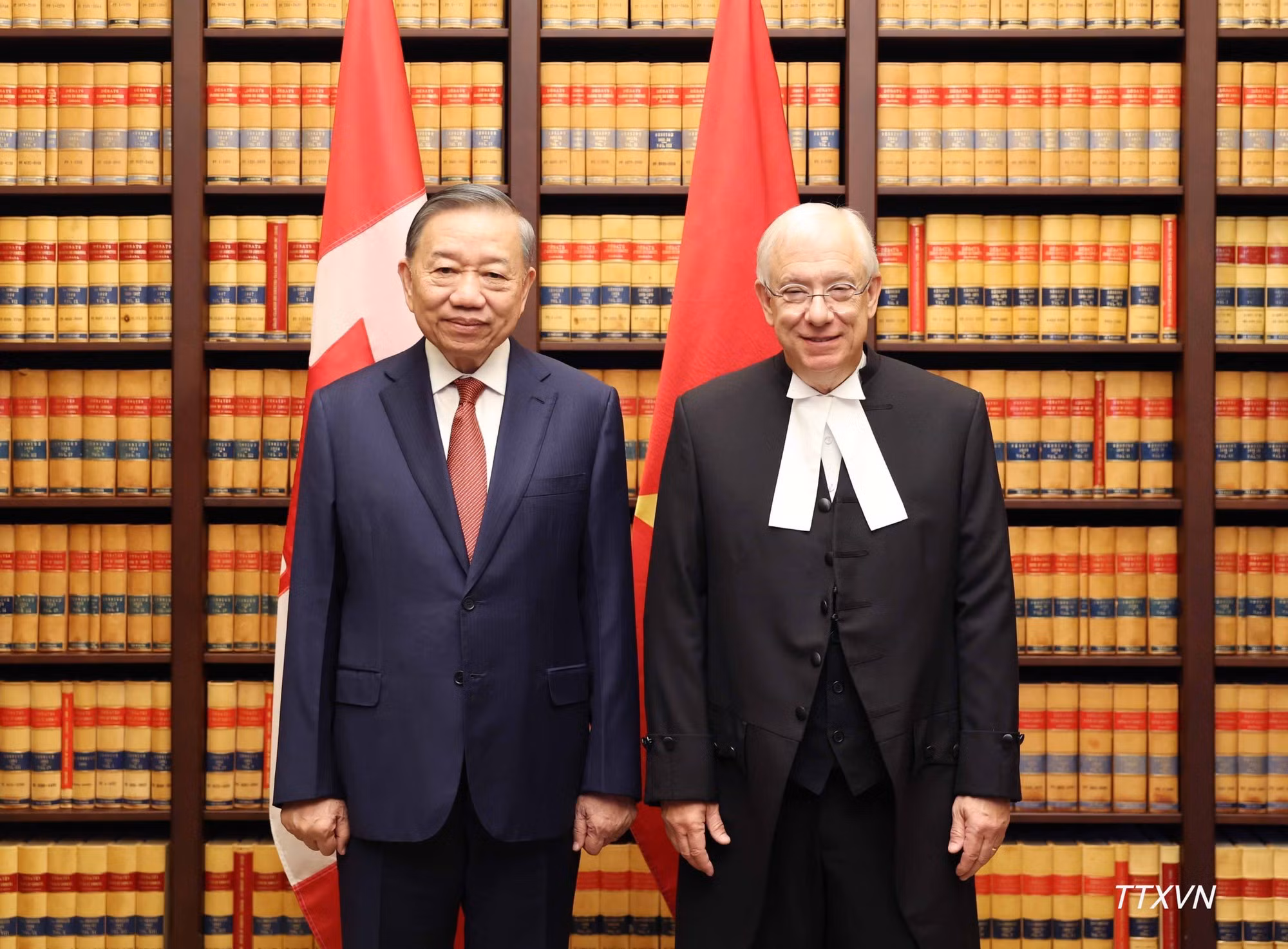越共中央总书记、国家主席苏林与加拿大众议院议长弗朗西斯·斯卡尔帕莱贾合影。（图片来源：越通社）