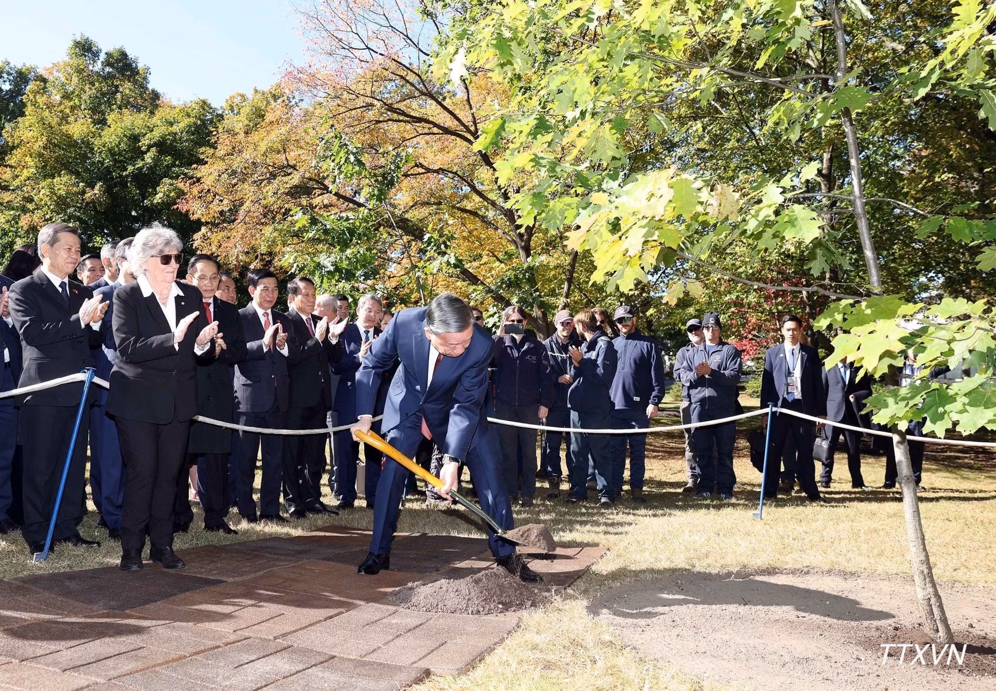 越共中央总书记、国家主席苏林在加拿大首都渥太华总督府种植纪念树。（图片来源：越通社）