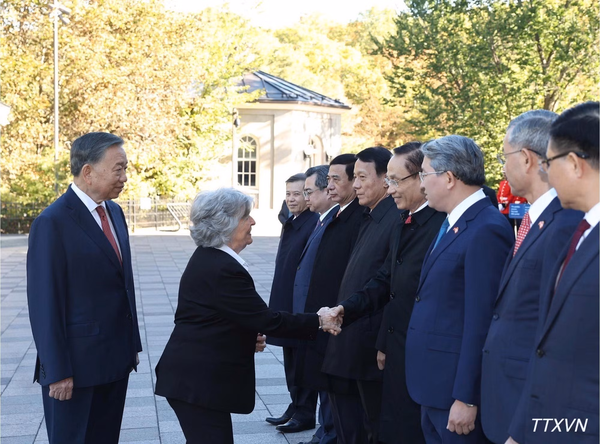 越共中央总书记、国家主席苏林向加拿大总督路易丝·阿尔布尔介绍越南高级代表团成员。（图片来源：越通社）