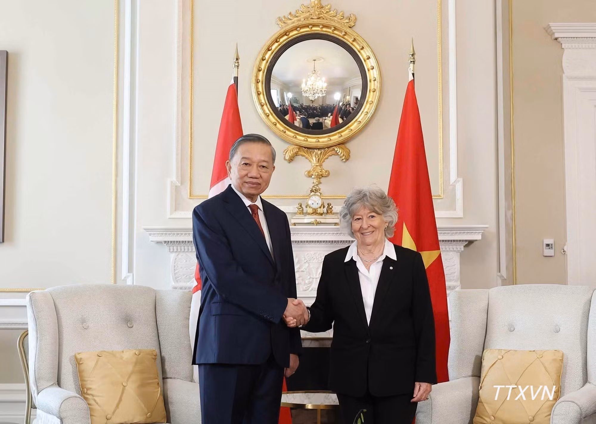 越共中央总书记、国家主席苏林与加拿大总督路易丝·阿尔布尔握手合影。（图片来源：越通社）