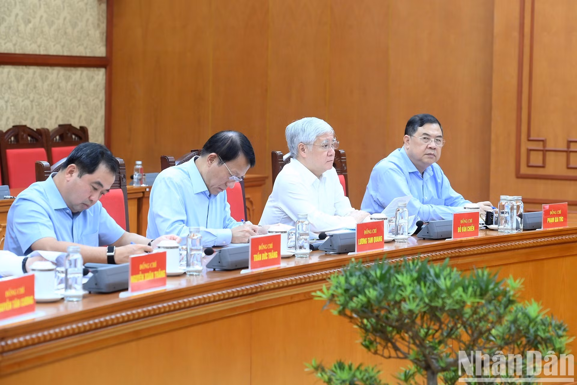 出席会议的各位党和国家领导人。