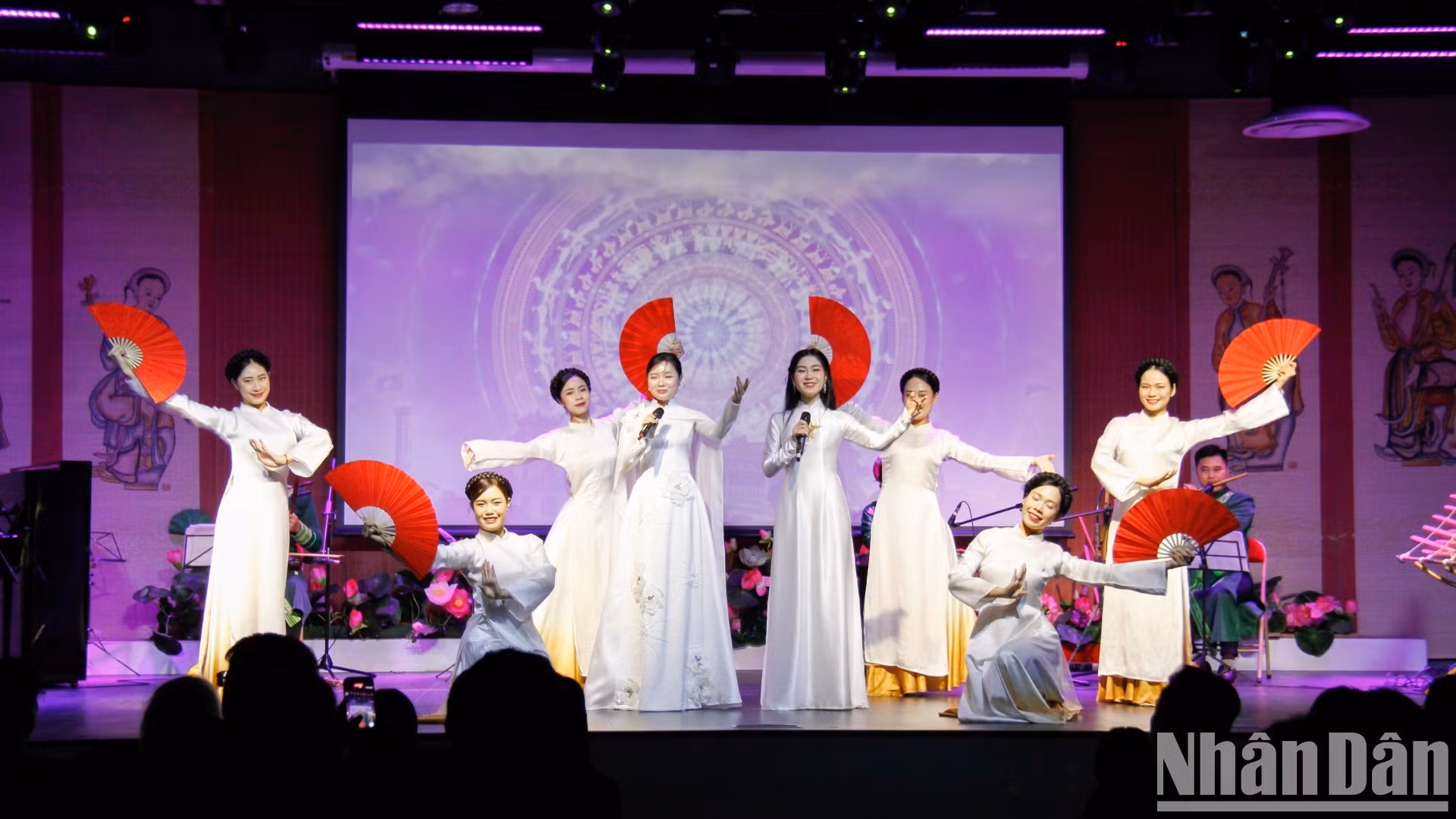 9月19日晚，越南国家歌舞音乐剧院艺术家在法国越南文化中心举行的《祖国在我心中》文艺演出中献上的节目。（凯旋 摄）