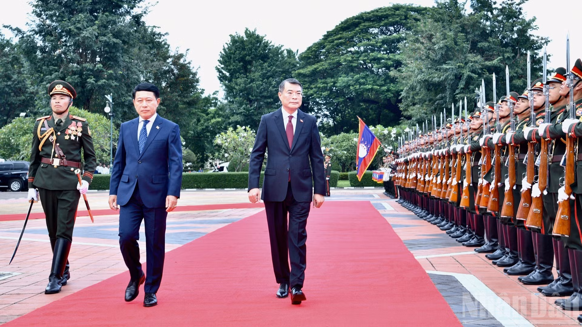 越南政府总理黎明兴和老挝政府总理沙伦赛·贡玛西共同检阅老挝人民军仪仗队。