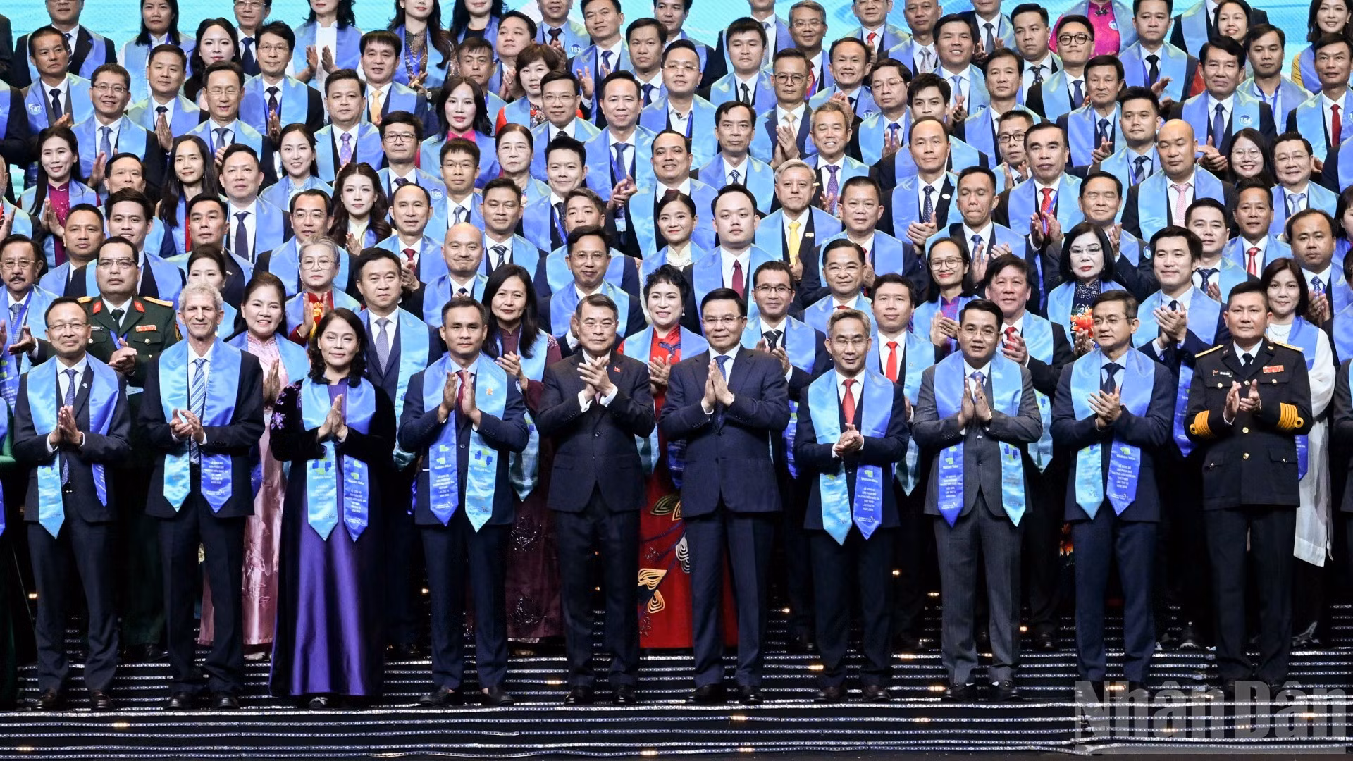 政府总理黎明兴与在仪式上获得表彰的企业合影。
