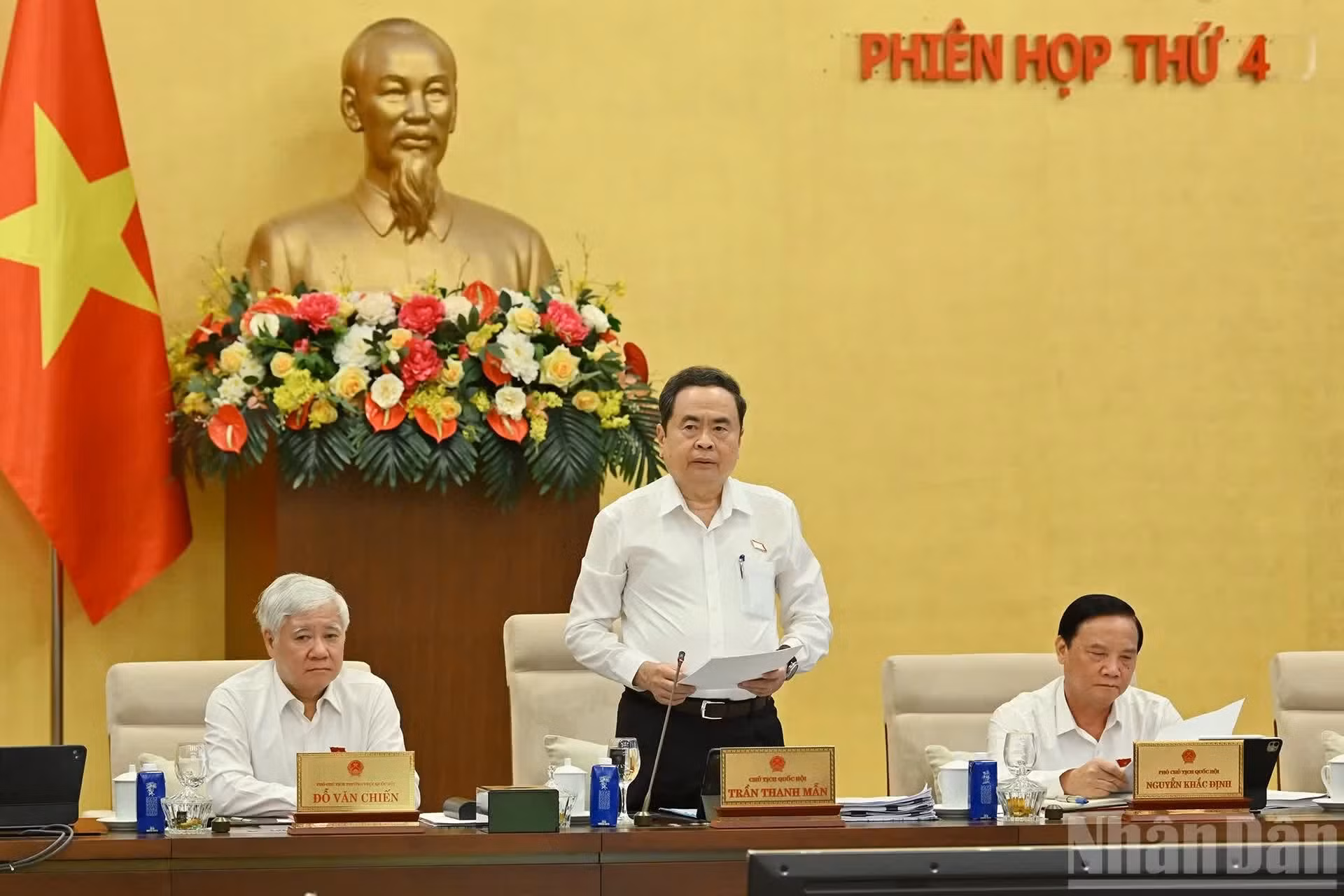 国会主席陈青敏在会议开幕式上发表讲话。