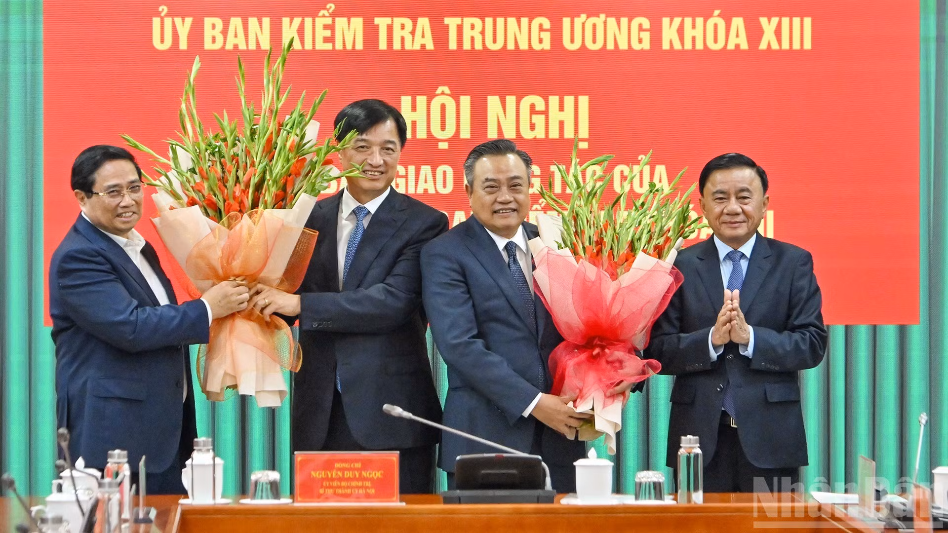 政府总理范明正和中央书记处常务书记陈锦秀向河内市委书记阮维玉和中央检查委员会主任陈士清送花表示祝贺。