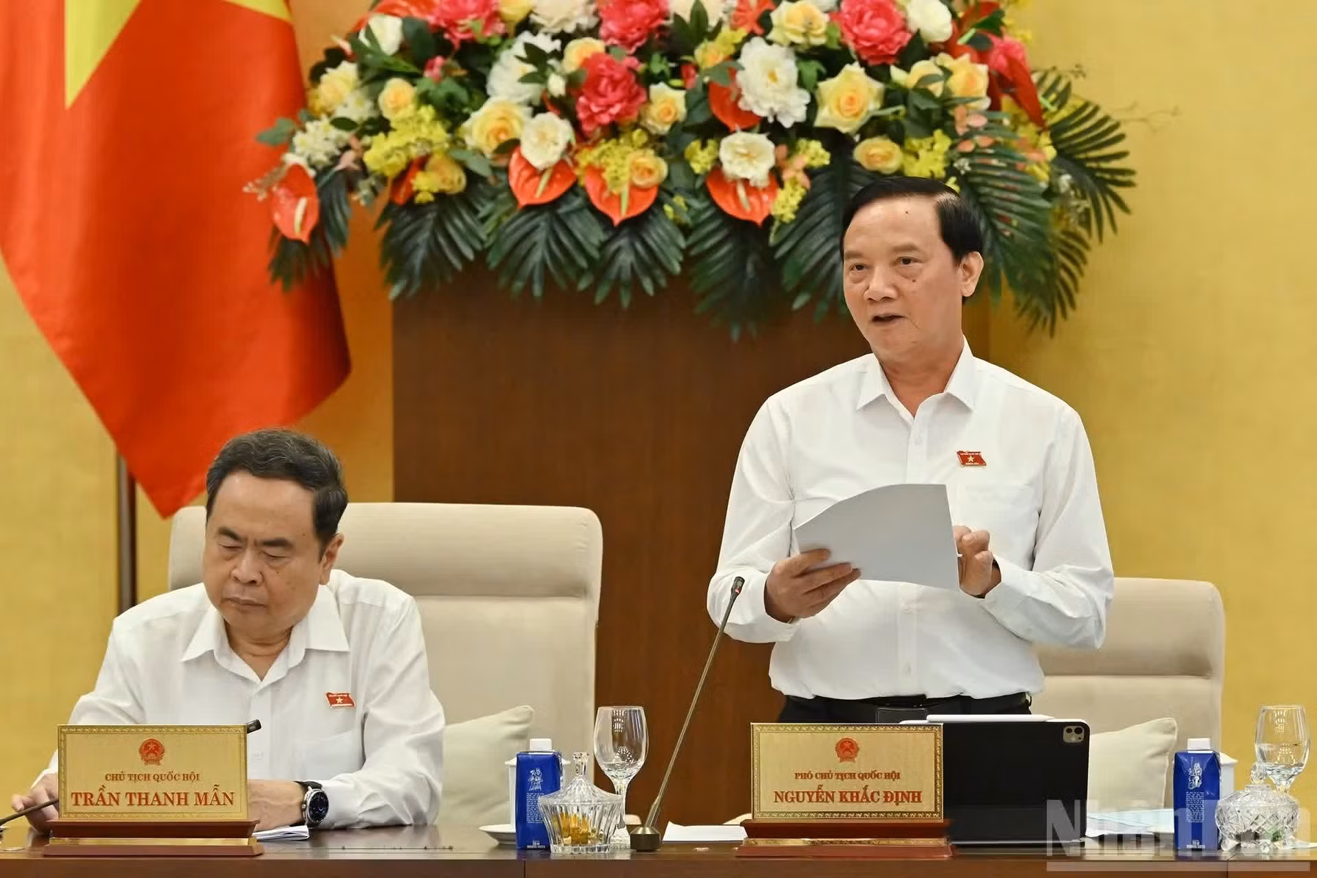 国会副主席阮克定引导会议内容。