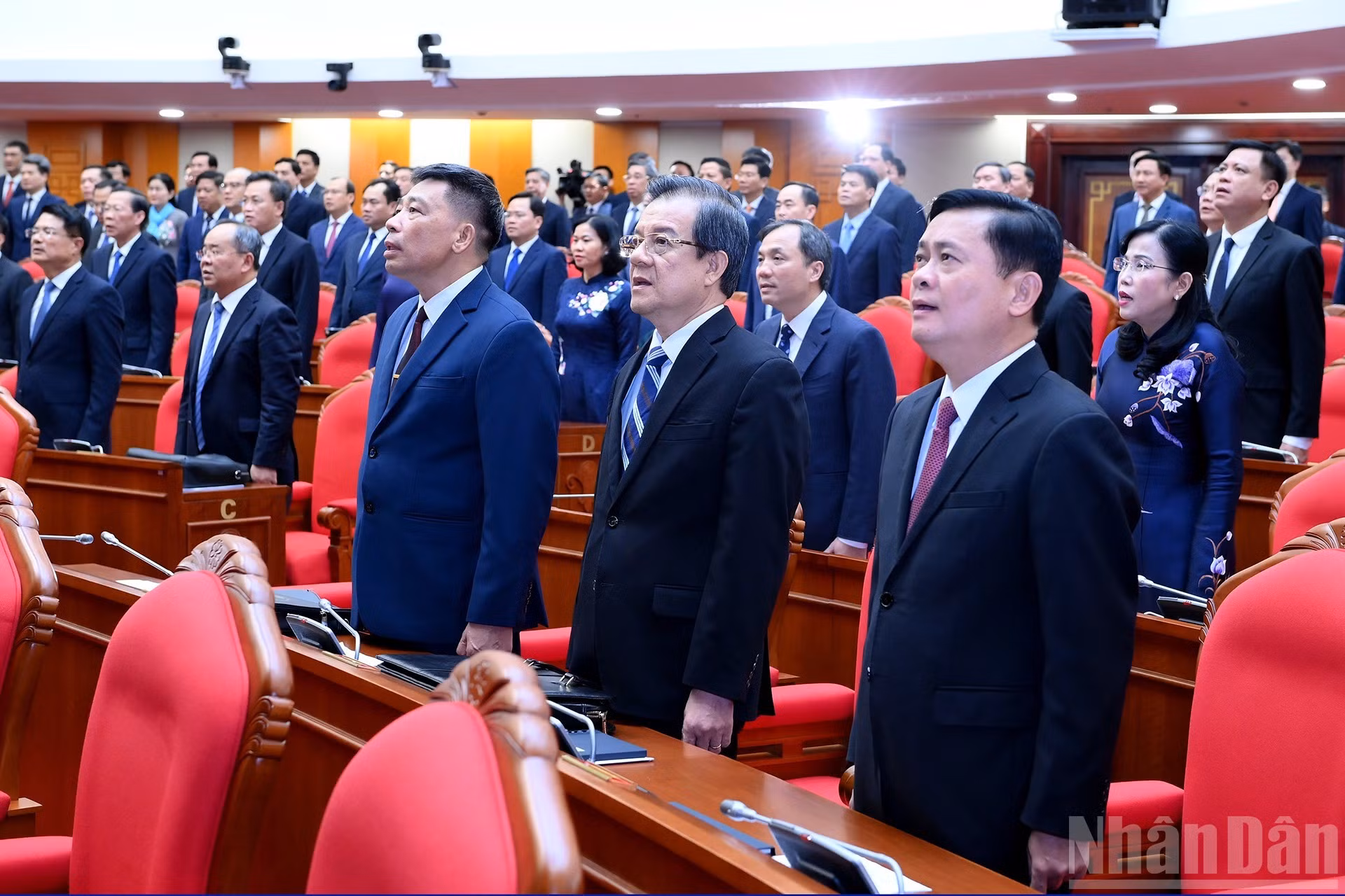 党和国家领导人以及各位代表向国旗庄严致敬。