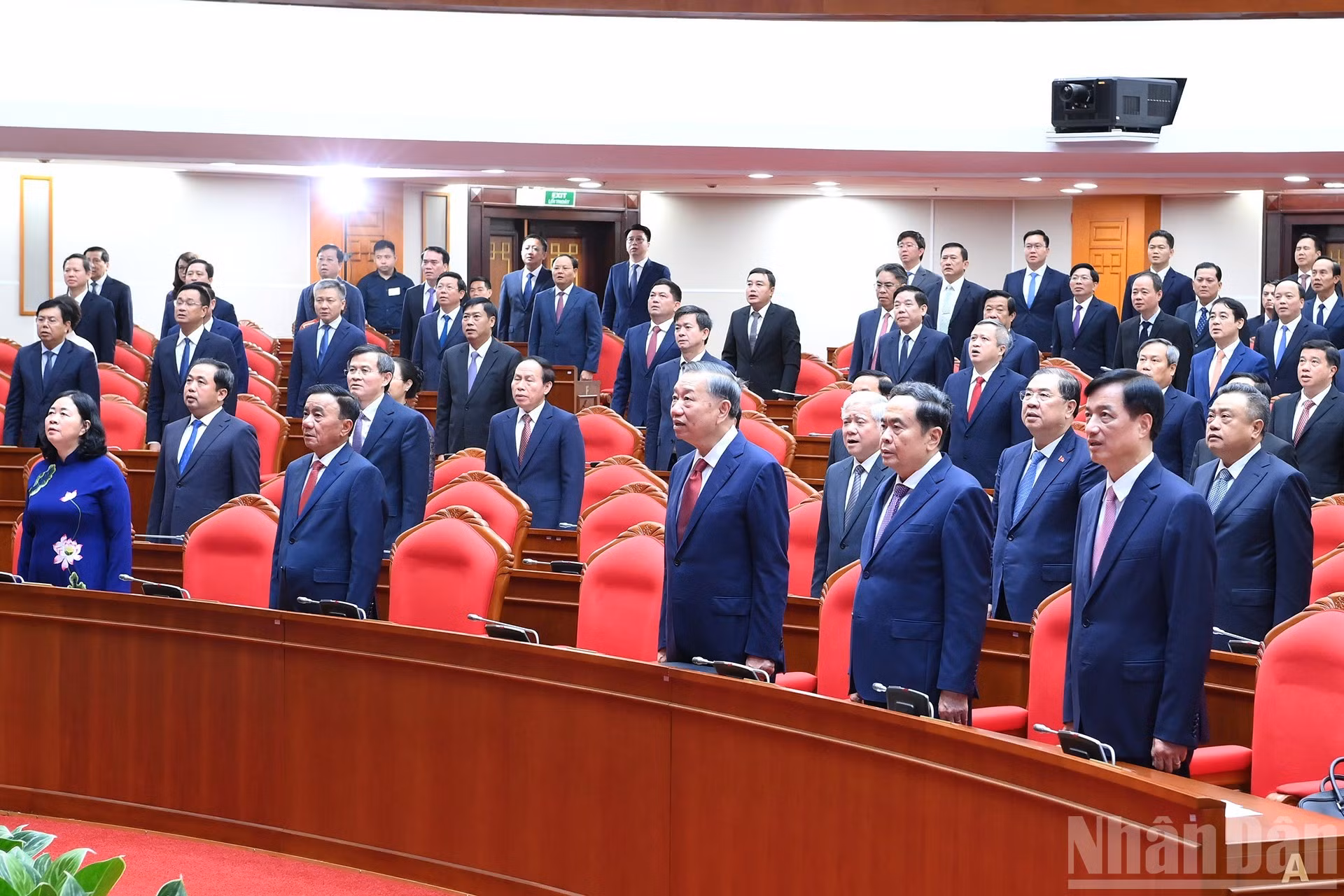 党和国家领导人以及各位代表向国旗庄严致敬。
