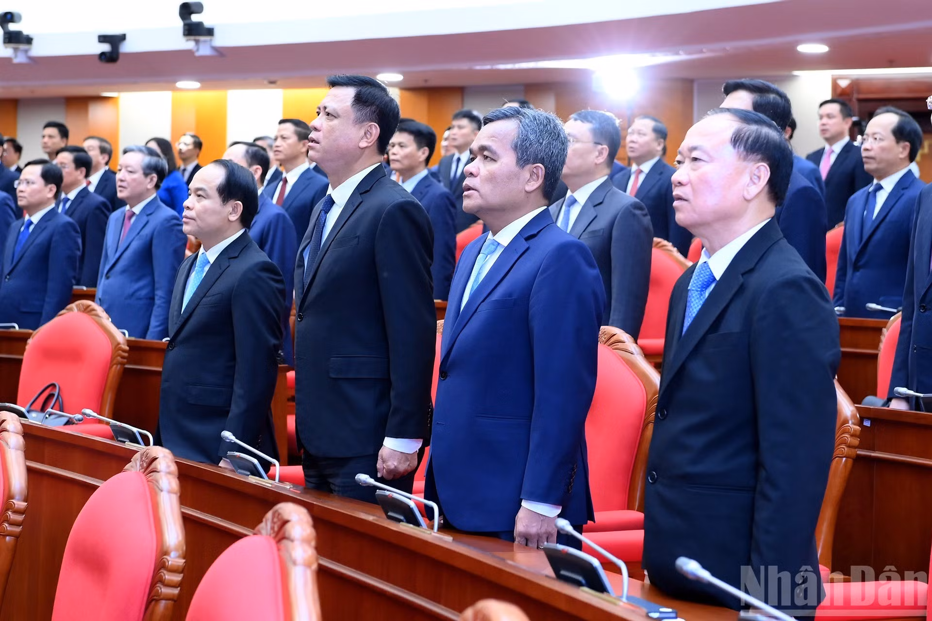 党和国家领导人以及各位代表向国旗庄严致敬。