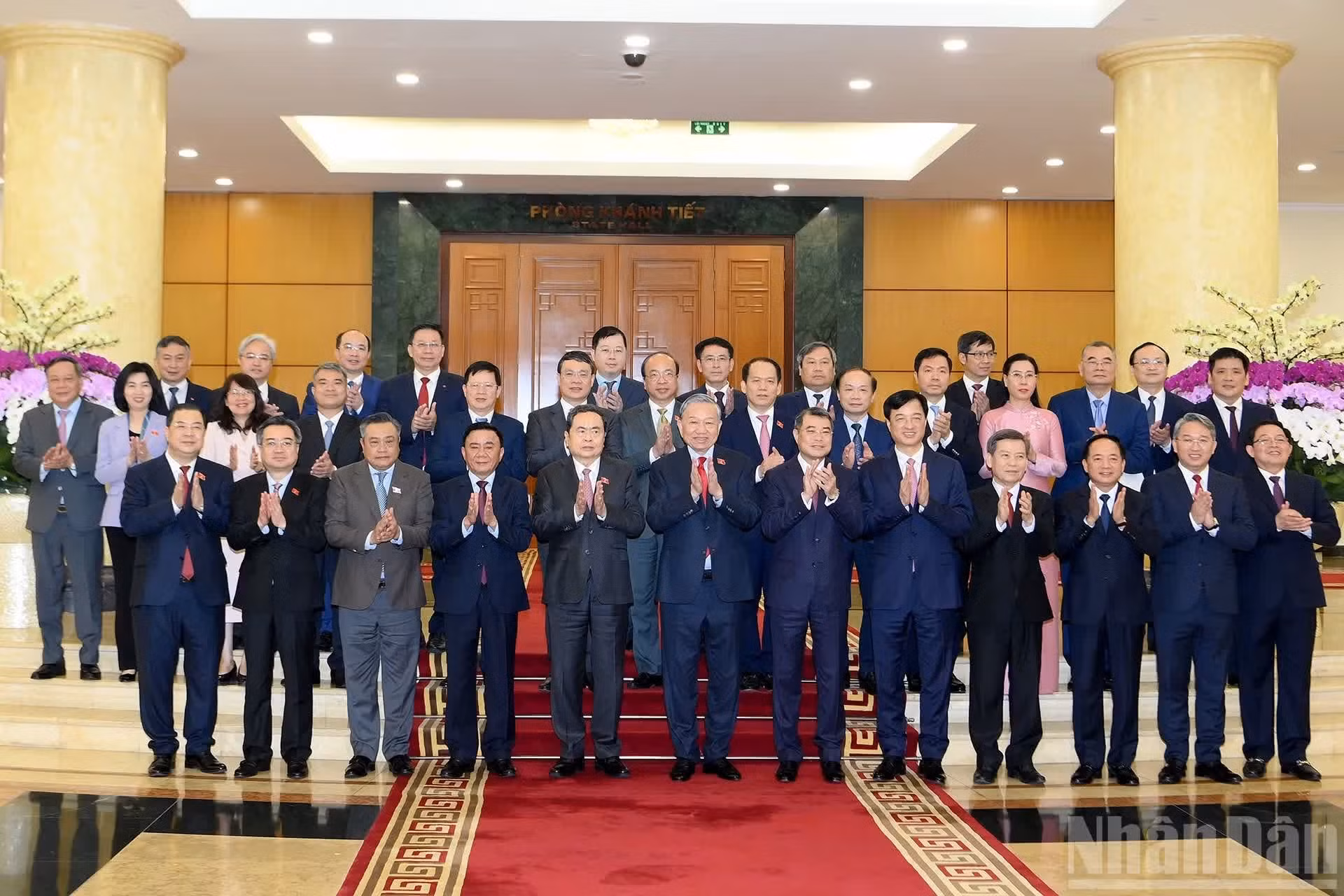 越共中央总书记、国家主席苏林与各位党和国家领导人以及各位代表合影。