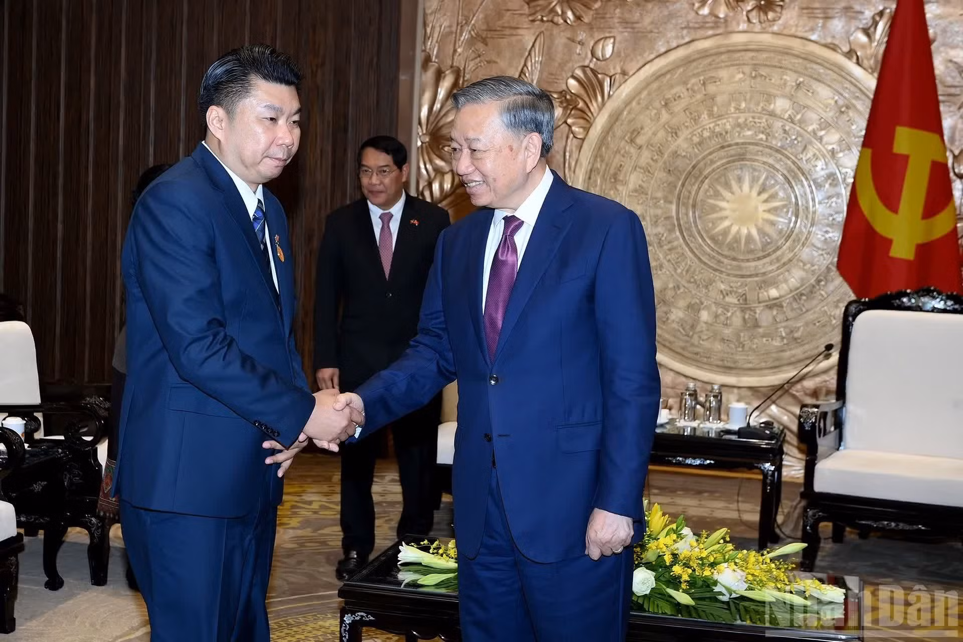 越共中央总书记、国家主席苏林与首都万象代表团成员握手。
