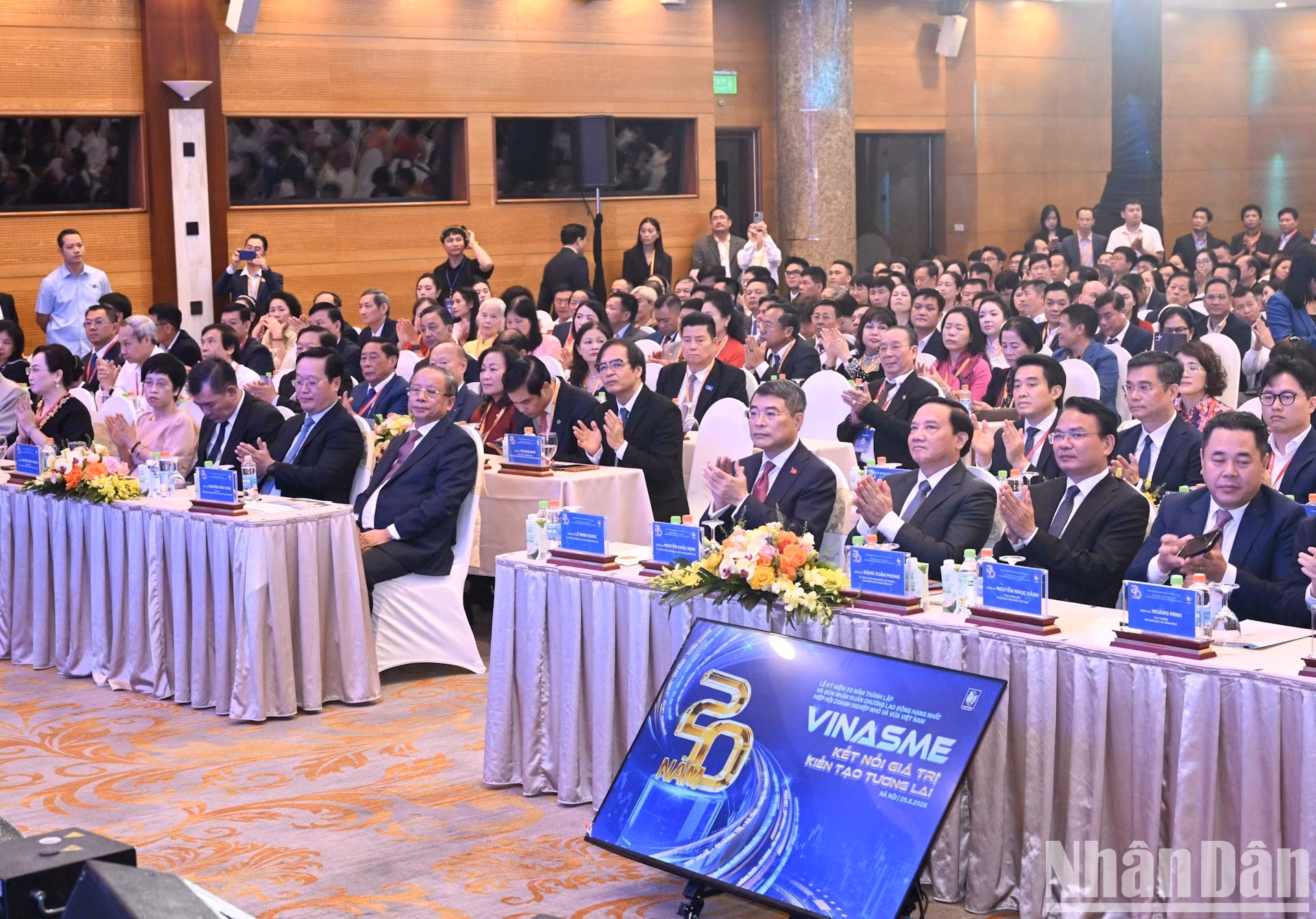 政府总理黎明兴和各位代表一同出席越南中小企业协会成立20周年纪念仪式。