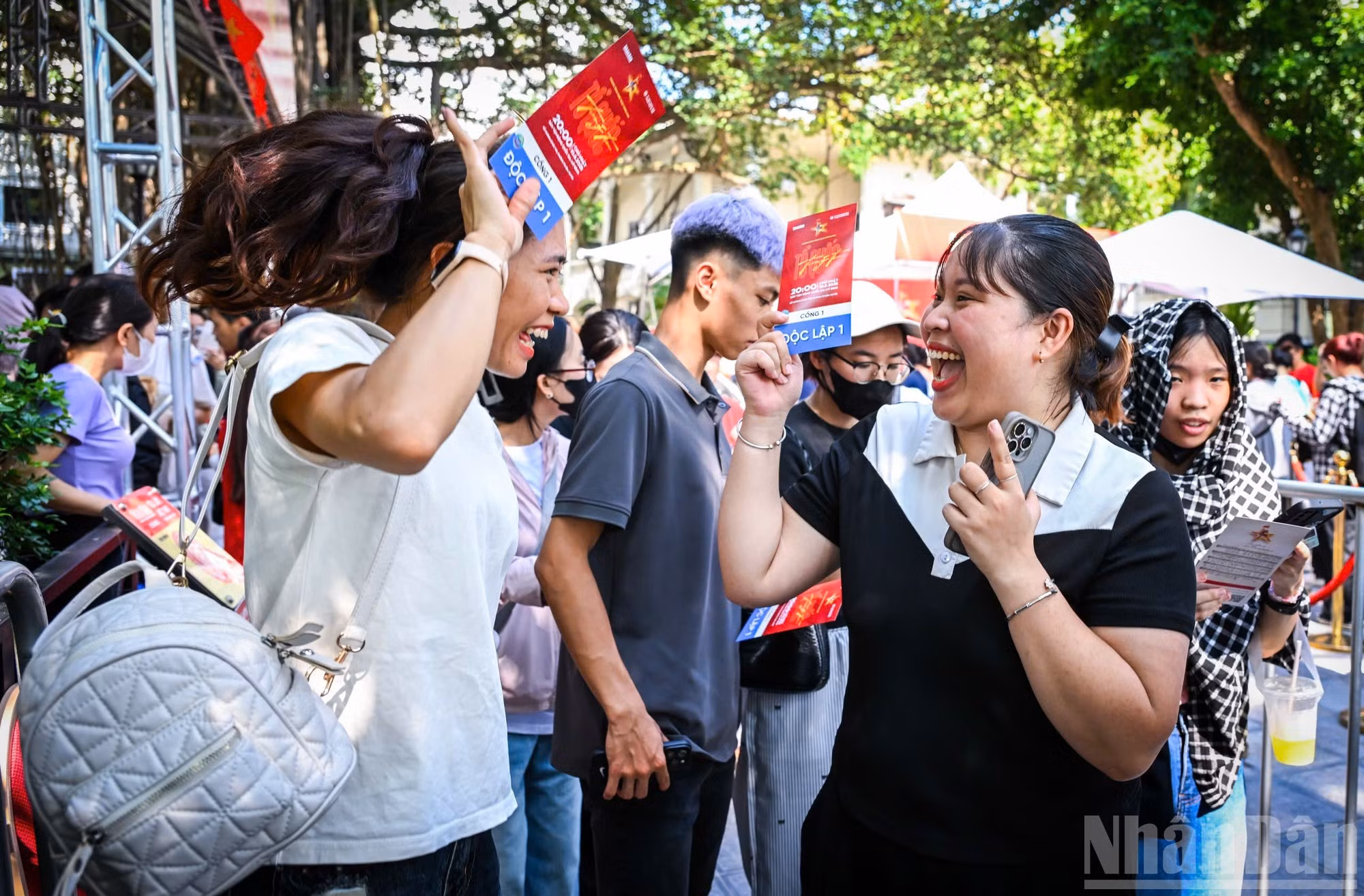 拿到《祖国在我心中 》政治主题音乐会的入场券时，年轻人眼神中充满喜悦与期待。